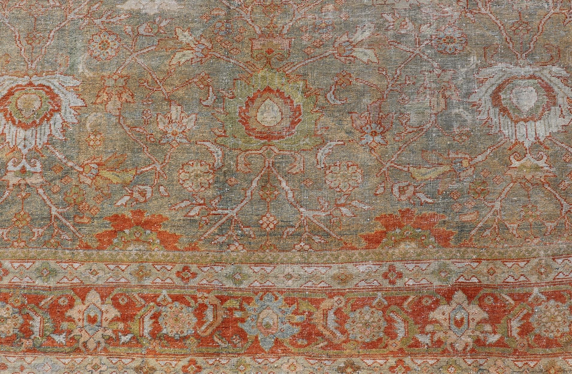 Antiker persischer Distressed Sultanabad Teppich in Hellgrün, Lt. Blau, Grün, Rot, Rot im Angebot 1