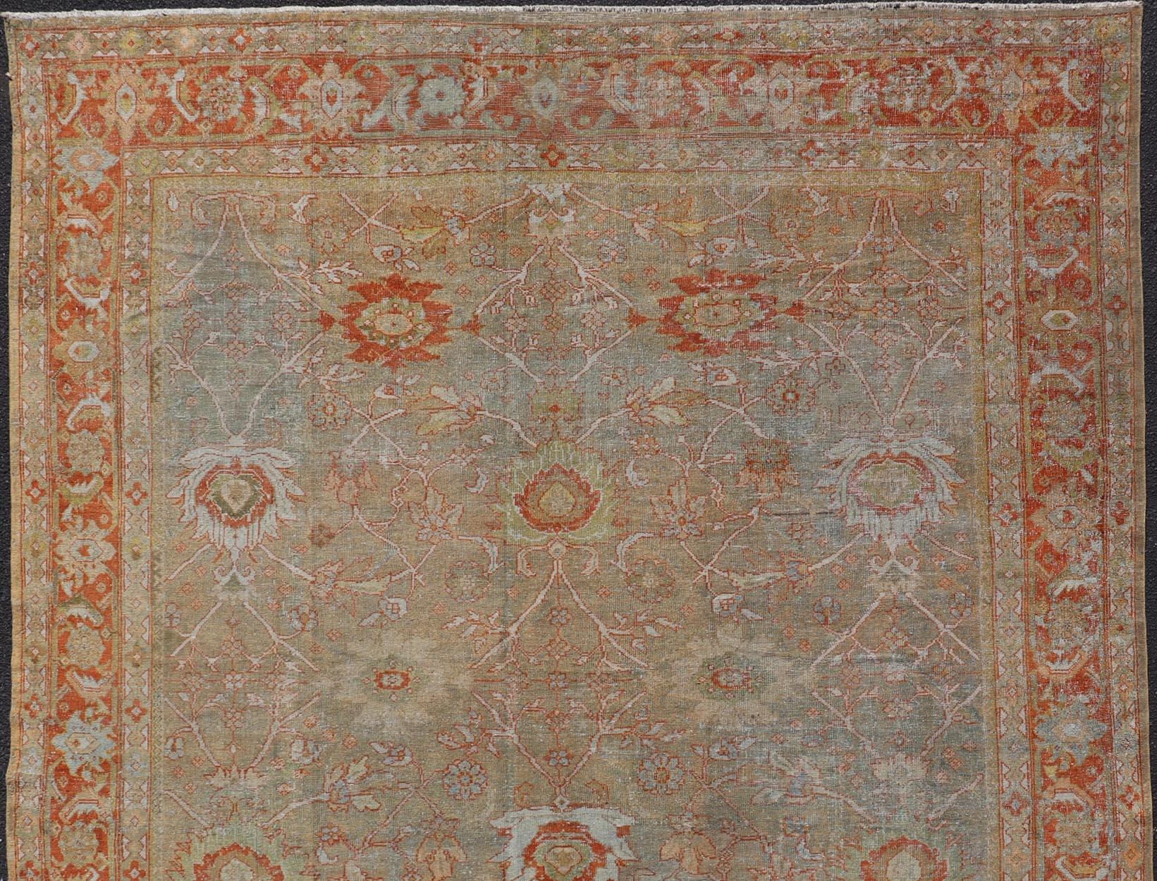 Antiker persischer Distressed Sultanabad Teppich in Hellgrün, Lt. Blau, Grün, Rot, Rot im Angebot 2