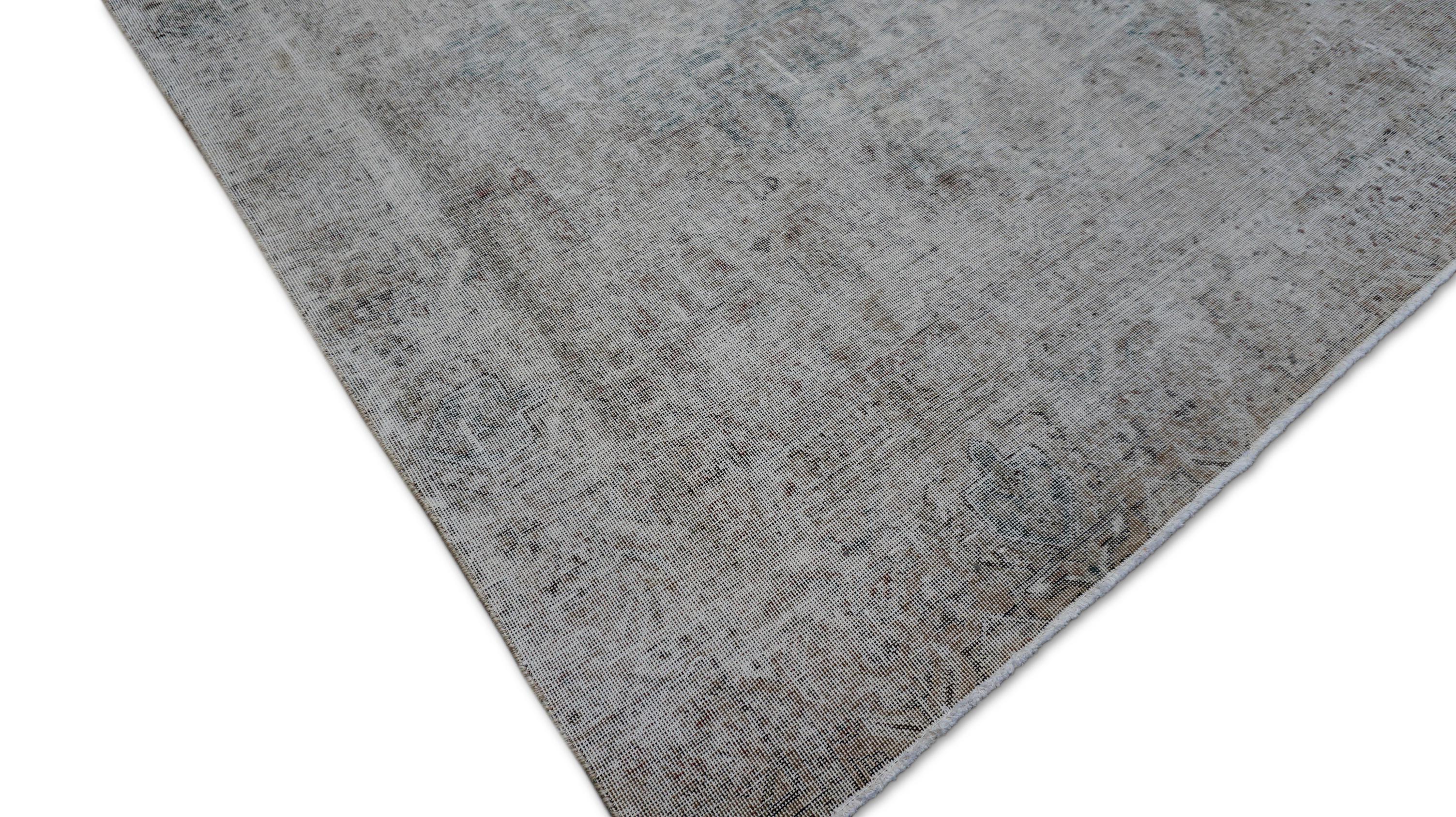 Ce tapis ancien en laine nouée à la main présente un design magnifiquement délavé, capturant l'élégance discrète de l'artisanat traditionnel. Tissé à la main par des artisans qualifiés, ce meuble présente un médaillon géométrique subtil entouré de