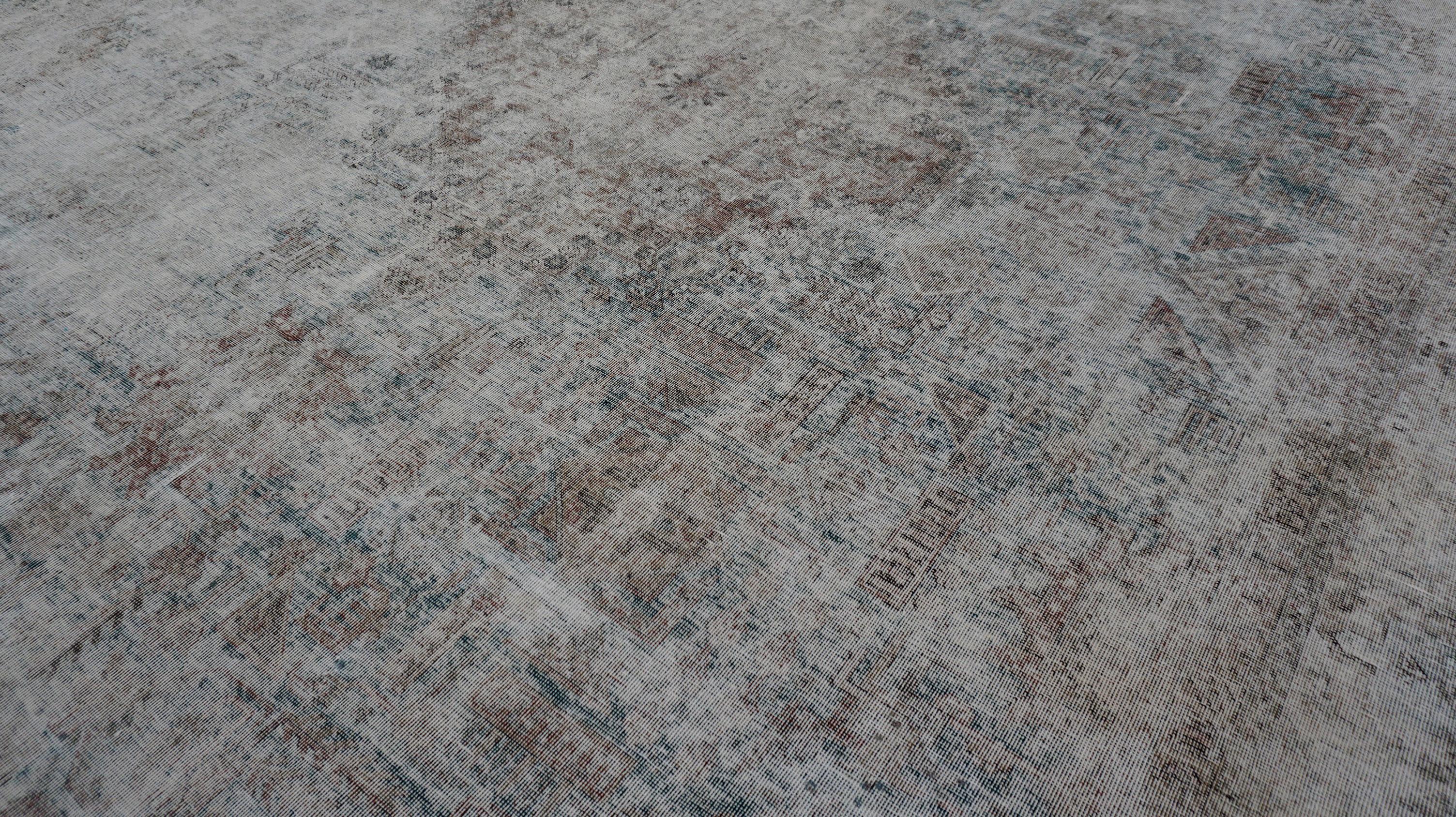 Perse Tapis persan antique en laine vieillie 8'8''x11'10'' en vente