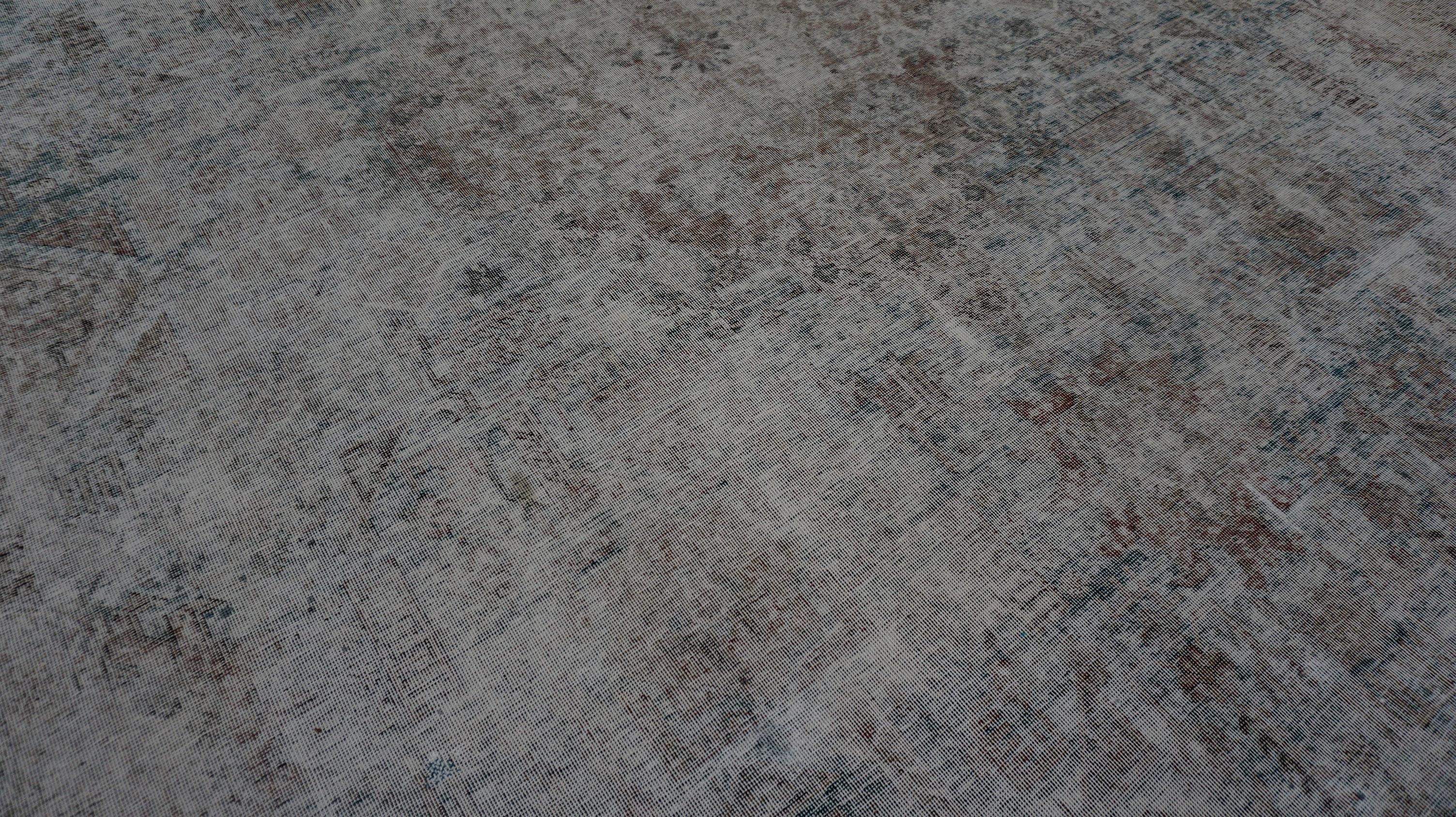 Tapis persan antique en laine vieillie 8'8''x11'10'' Bon état - En vente à Torrance, CA