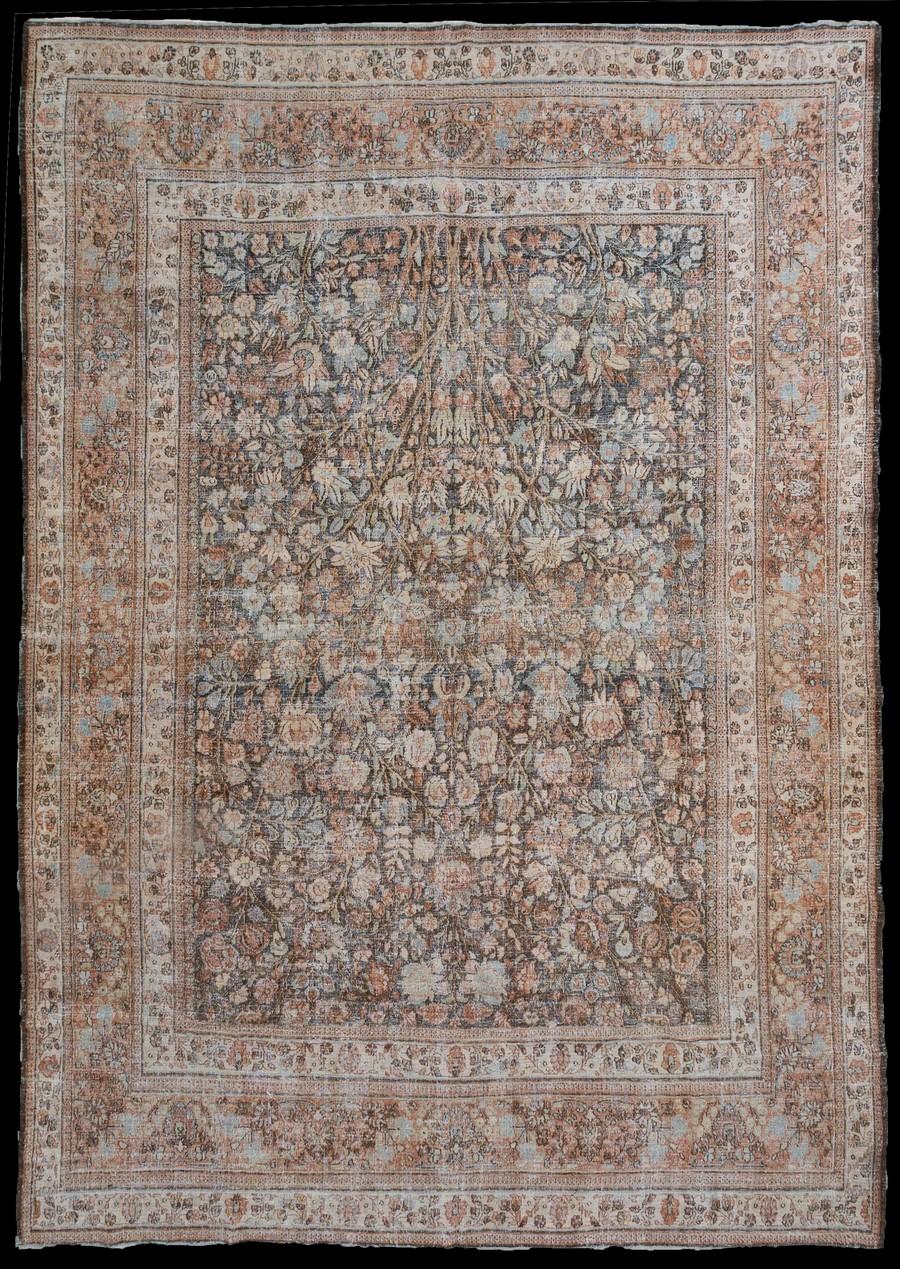 Tapis persan Doroksh du début du 20e siècle.
Ce tapis persan antique Doroksh est une véritable attraction. Il contient un bouquet de fleurs tissé de manière complexe, à la fois audacieux et masculin (une juxtaposition intéressante !). La couleur