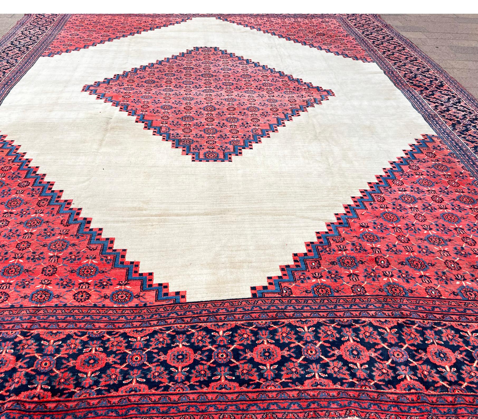 Antique Persian Dorosch/ Serapi Design Carpet For Sale 5