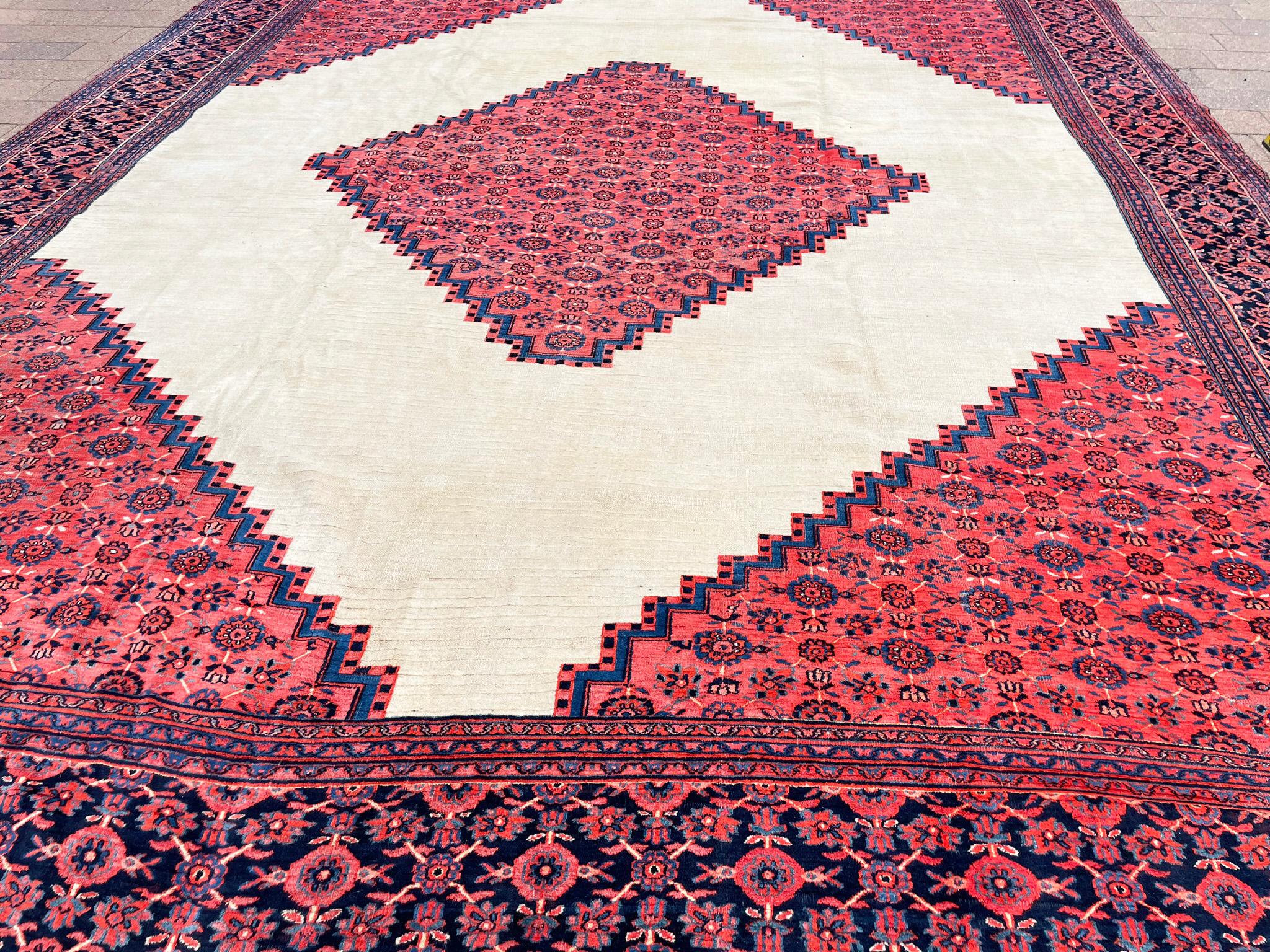 Antique Persian Dorosch/ Serapi Design Carpet In Good Condition For Sale In Evanston, IL