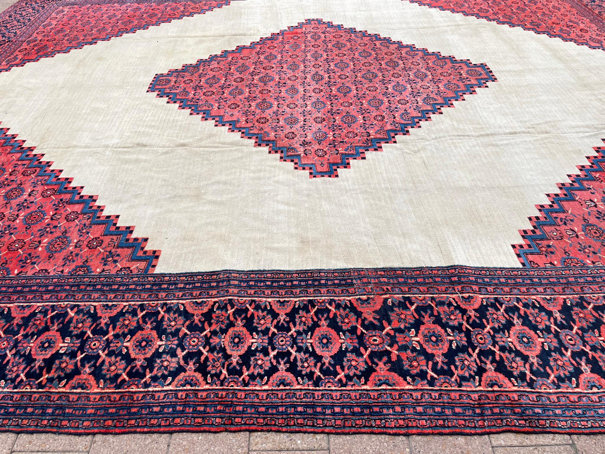 Antique Persian Dorosch/ Serapi Design Carpet For Sale 1
