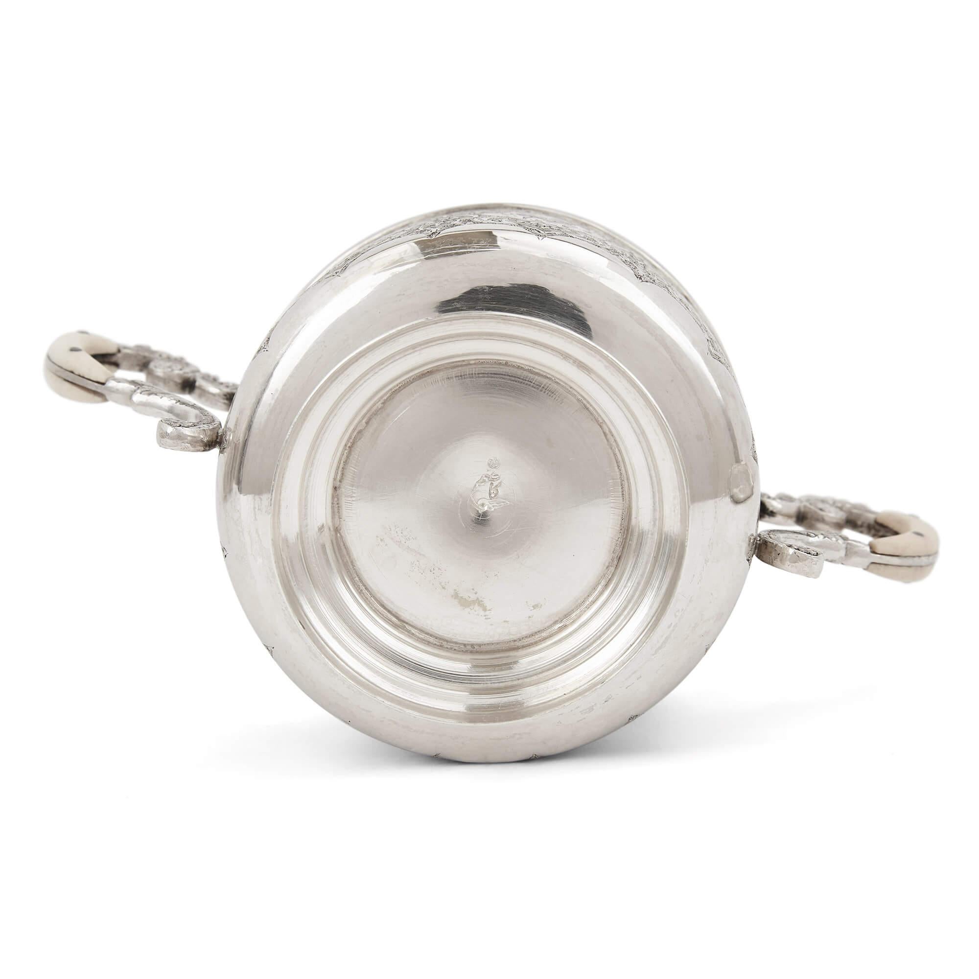 Antiguo servicio de té de plata grabado persa en venta 1