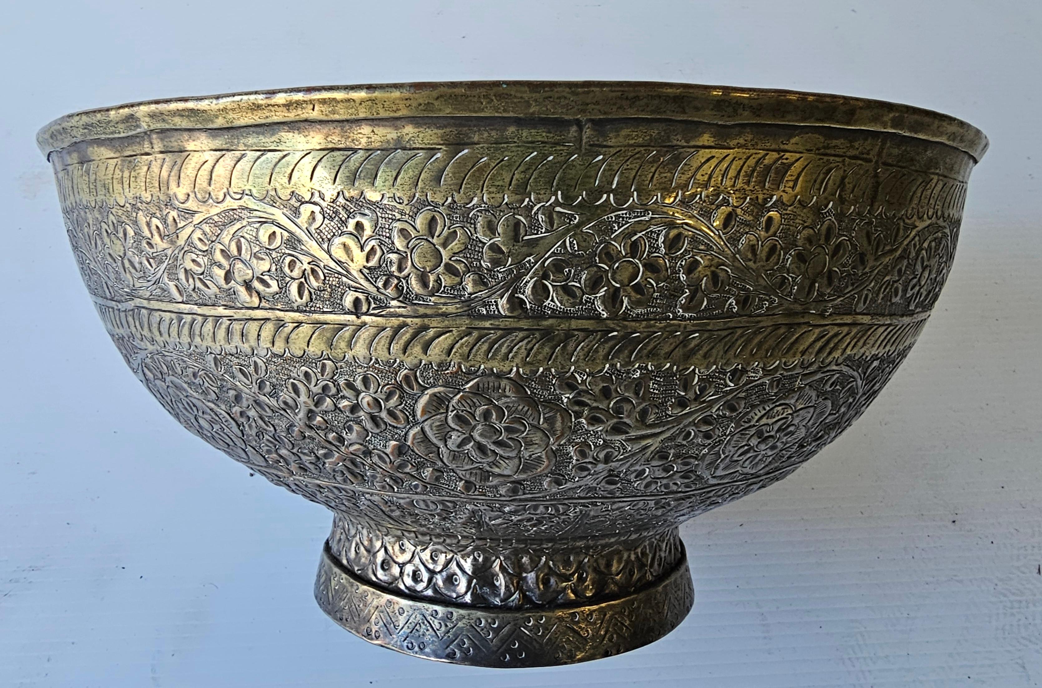 Antike persische Dekoschale aus geätztem, getöntem Kupfer mit Fuß, um 18. Jahrhundert (Metallarbeit) im Angebot