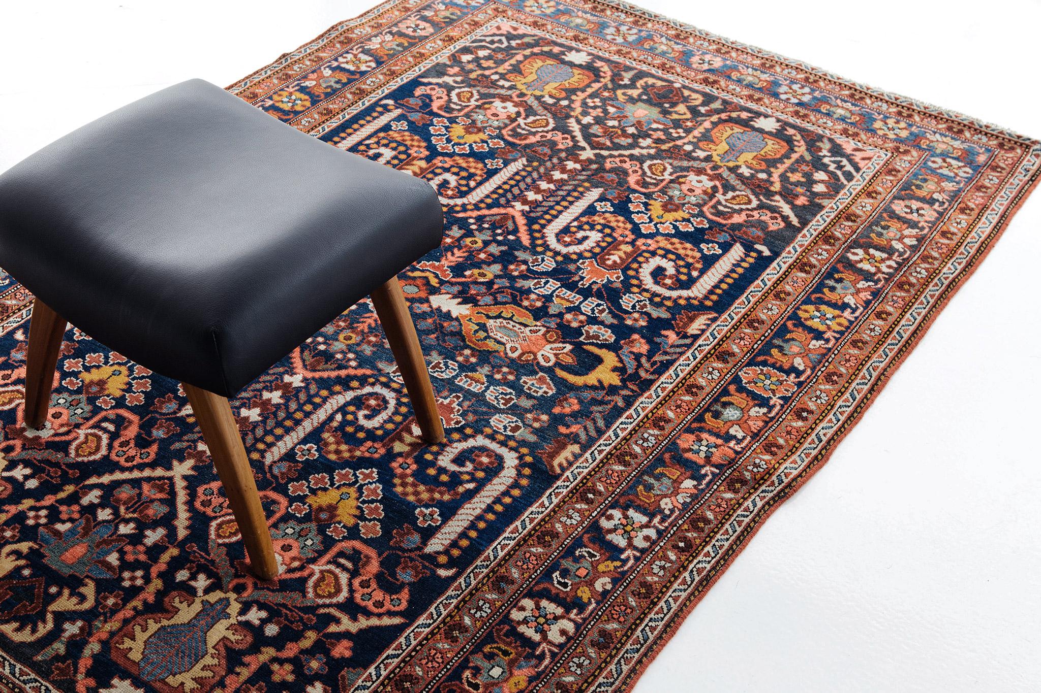 Der Inbegriff eines Perserteppichs ist diese blaue iranische Antiquität. Der persische Farahan-Teppich ist kleiner, aber nicht winzig in seiner Statur. Dieser Teppich kann in jeder Anwendung für Ihre Gestaltungswünsche verwendet werden.

Teppich