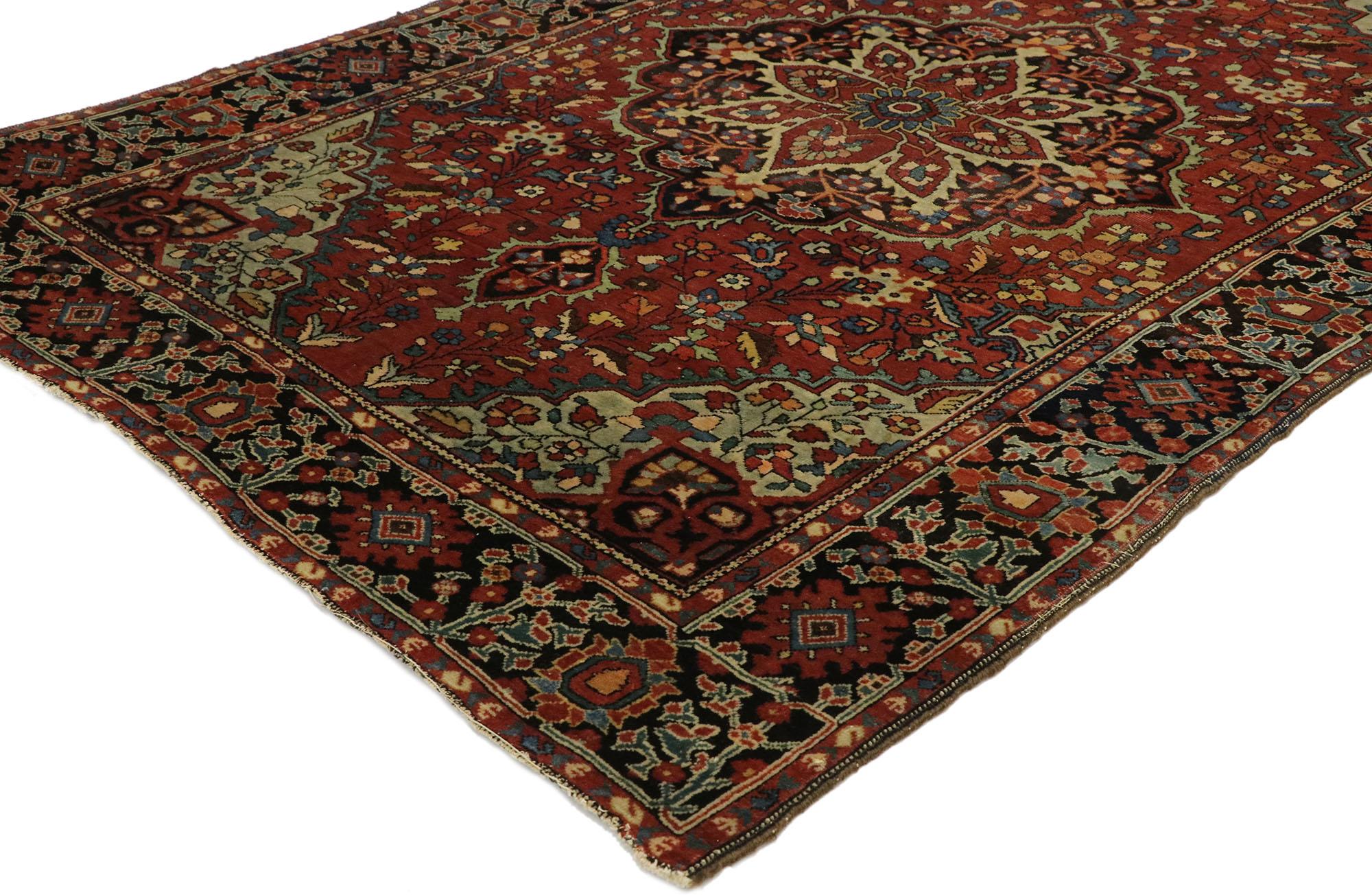 77474, antiker persischer Farahan-Teppich im Mid-Century Modern-Stil. Mit seiner zeitlosen Anziehungskraft, den raffinierten Farben und den architektonischen Designelementen lässt sich dieser handgeknüpfte antike persische Farahan-Teppich aus Wolle