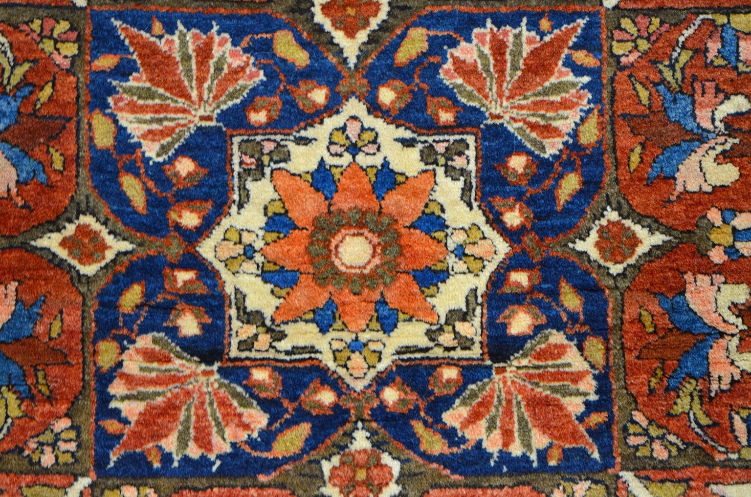 Antique 1890s Persian Farahan Rug, Red, Cream, Blue, 4' x 6' In Good Condition For Sale In New York, NY