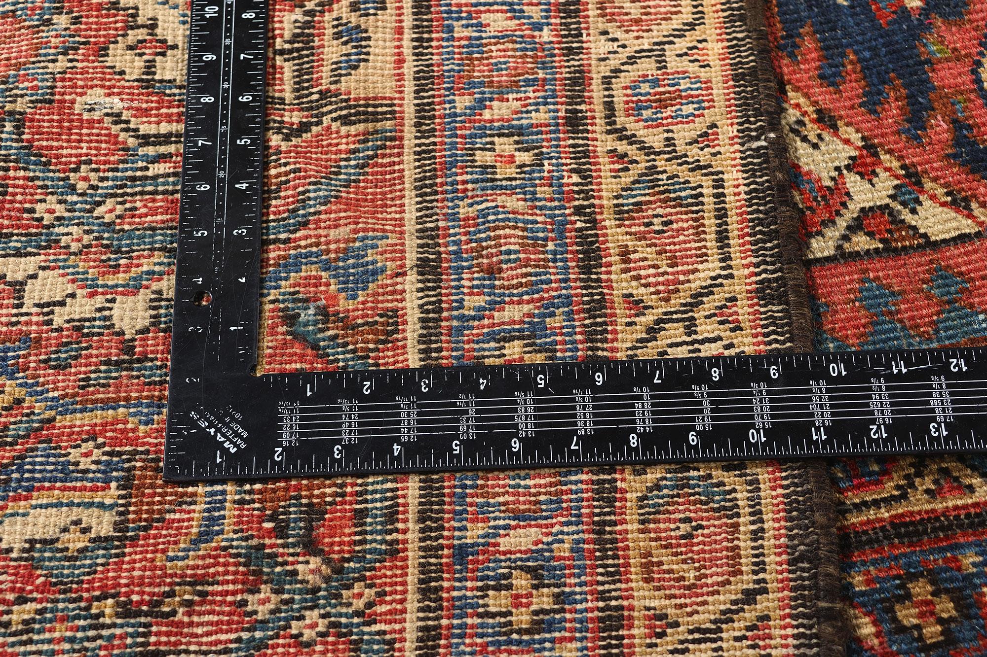 Late 19th Century Antique Persian Farahan Carpet with Traditional Style For Sale 2