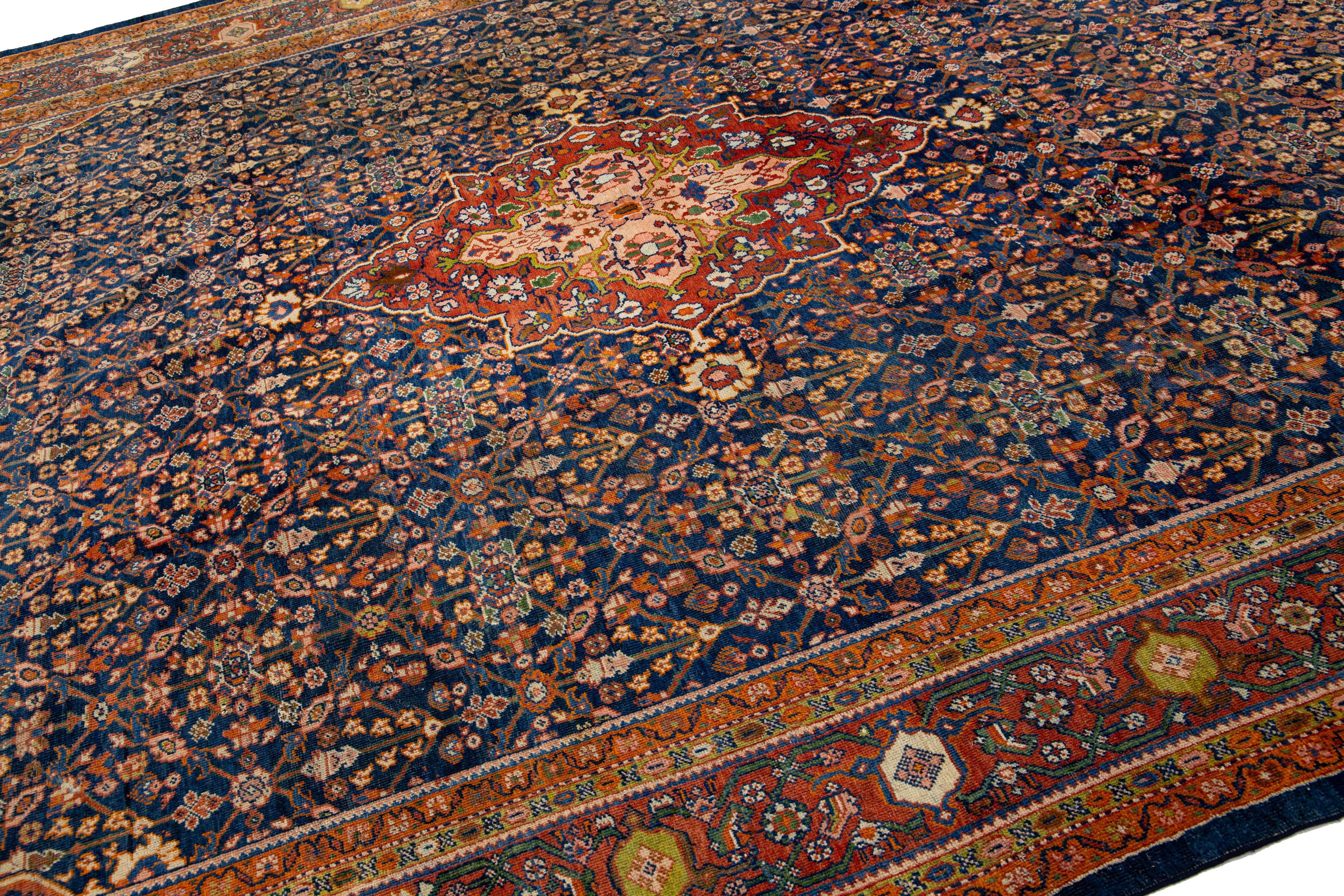 Antique Persian Farahan Handmade Allover Wool Rug In Navy Blue en Excelente estado para la venta en Norwalk, CT