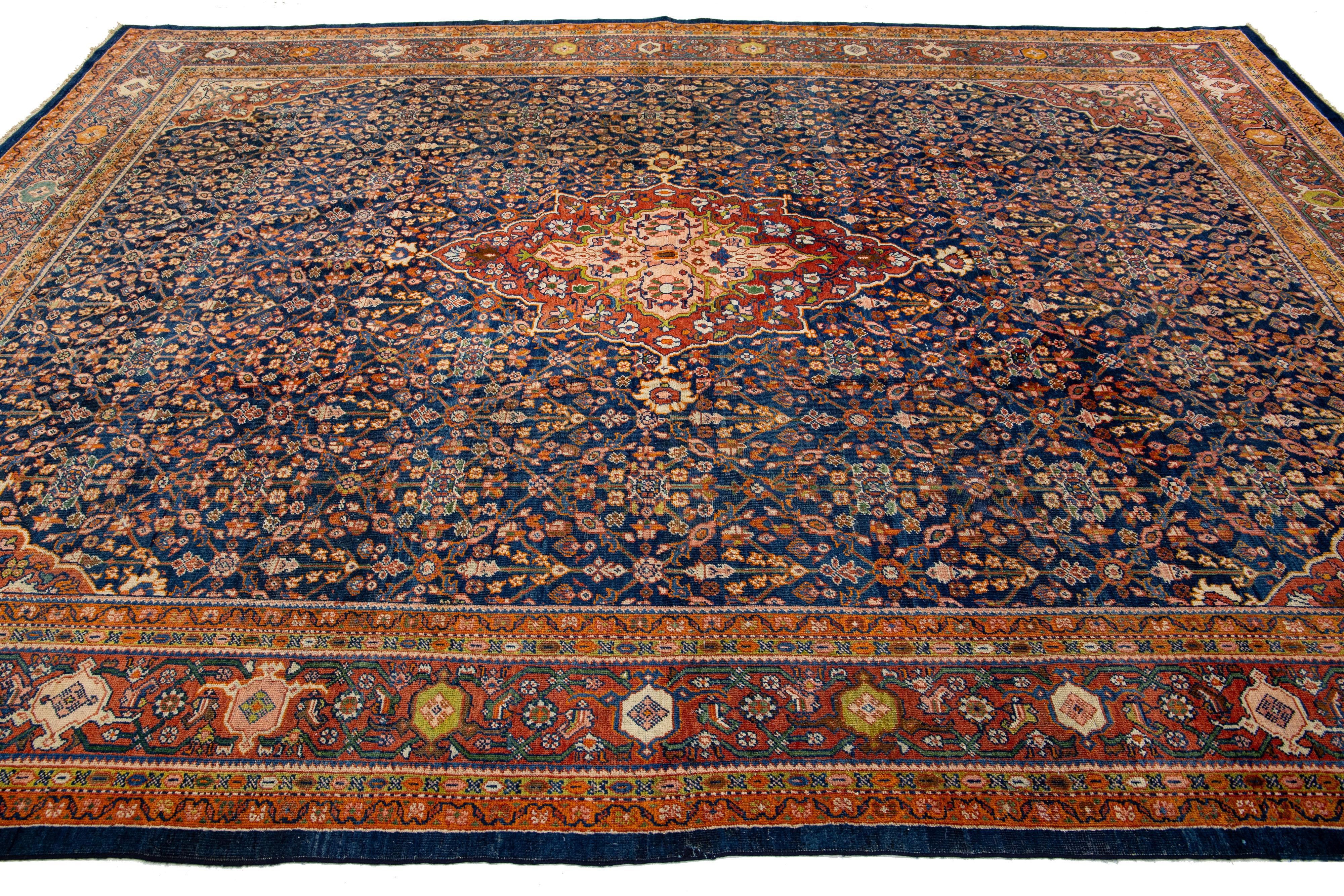 Antique Persian Farahan Handmade Allover Wool Rug In Navy Blue siglo XX en venta
