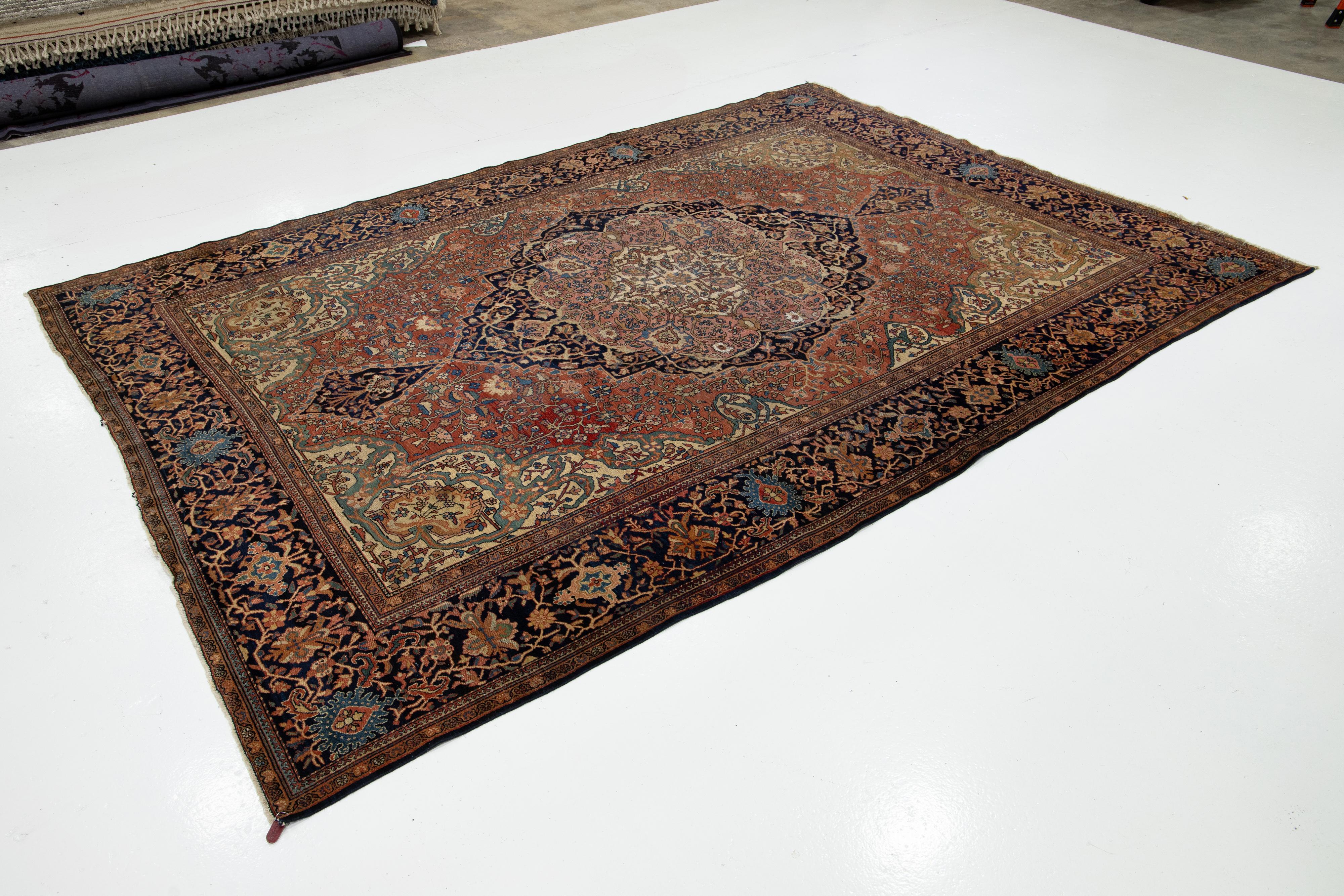 Sarouk Farahan Ancien tapis persan Farahan en laine à médaillons fait à la main, rouge rouille en vente