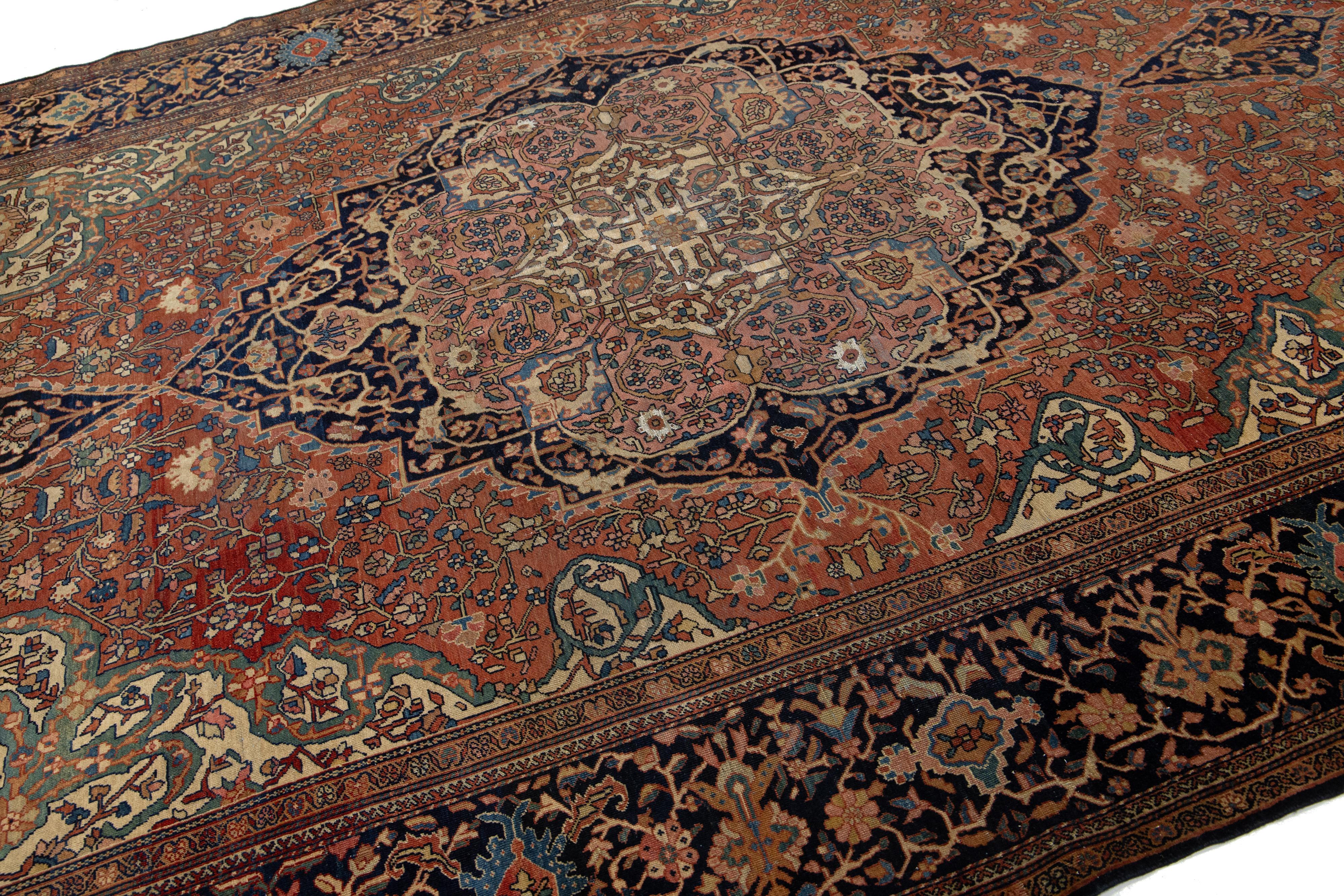 Ancien tapis persan Farahan en laine à médaillons fait à la main, rouge rouille Excellent état - En vente à Norwalk, CT