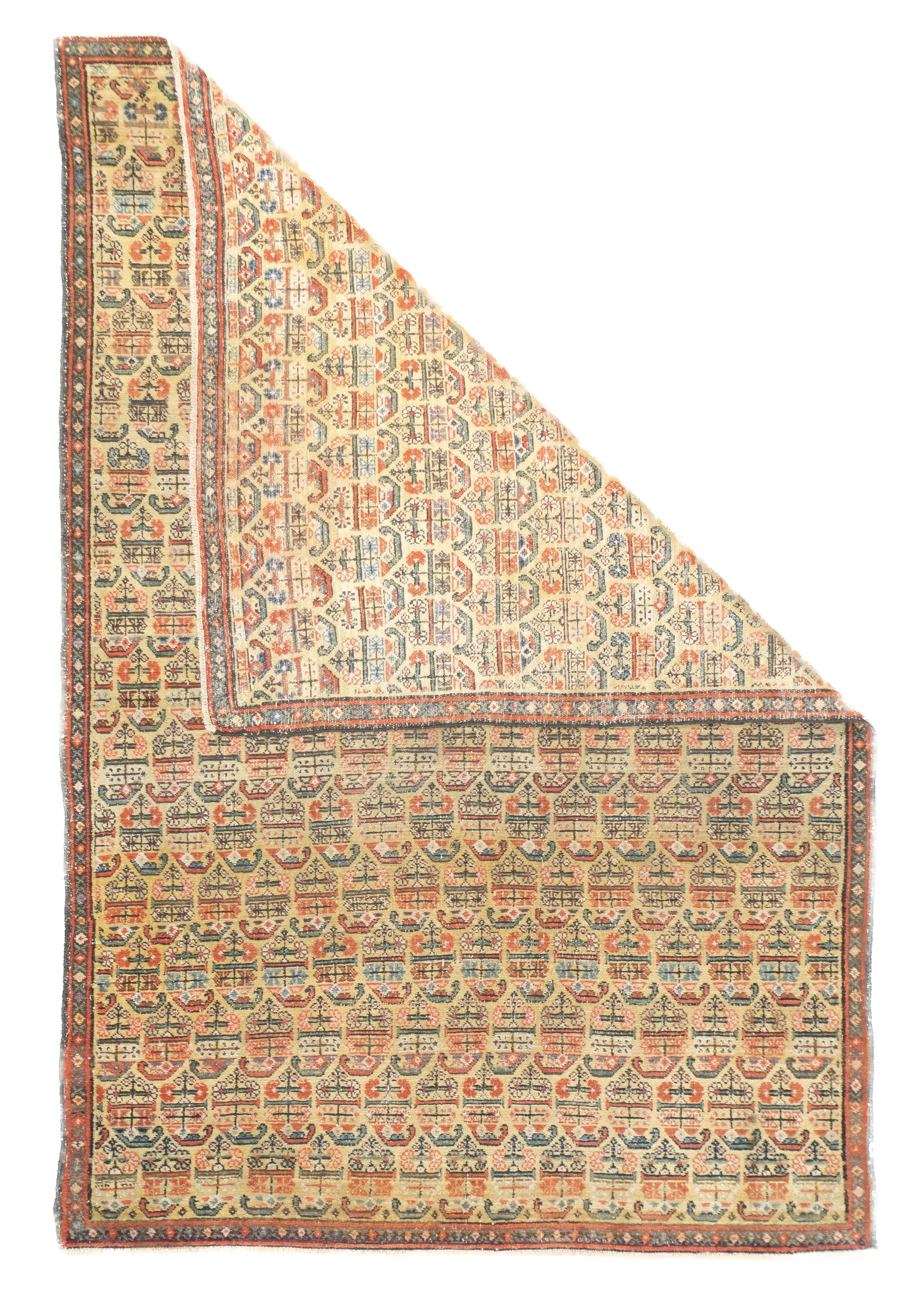 Antiker persischer Farahan-Teppich 3'3'' x 4'9''. Diese westpersische Dorfstreuung aus Farahan zeigt ein sandiges Strohfeld mit eng aneinander gereihten, geflochtenen Botehs in halbtropfiger Anordnung. Es handelt sich eindeutig um ein aus Textilien