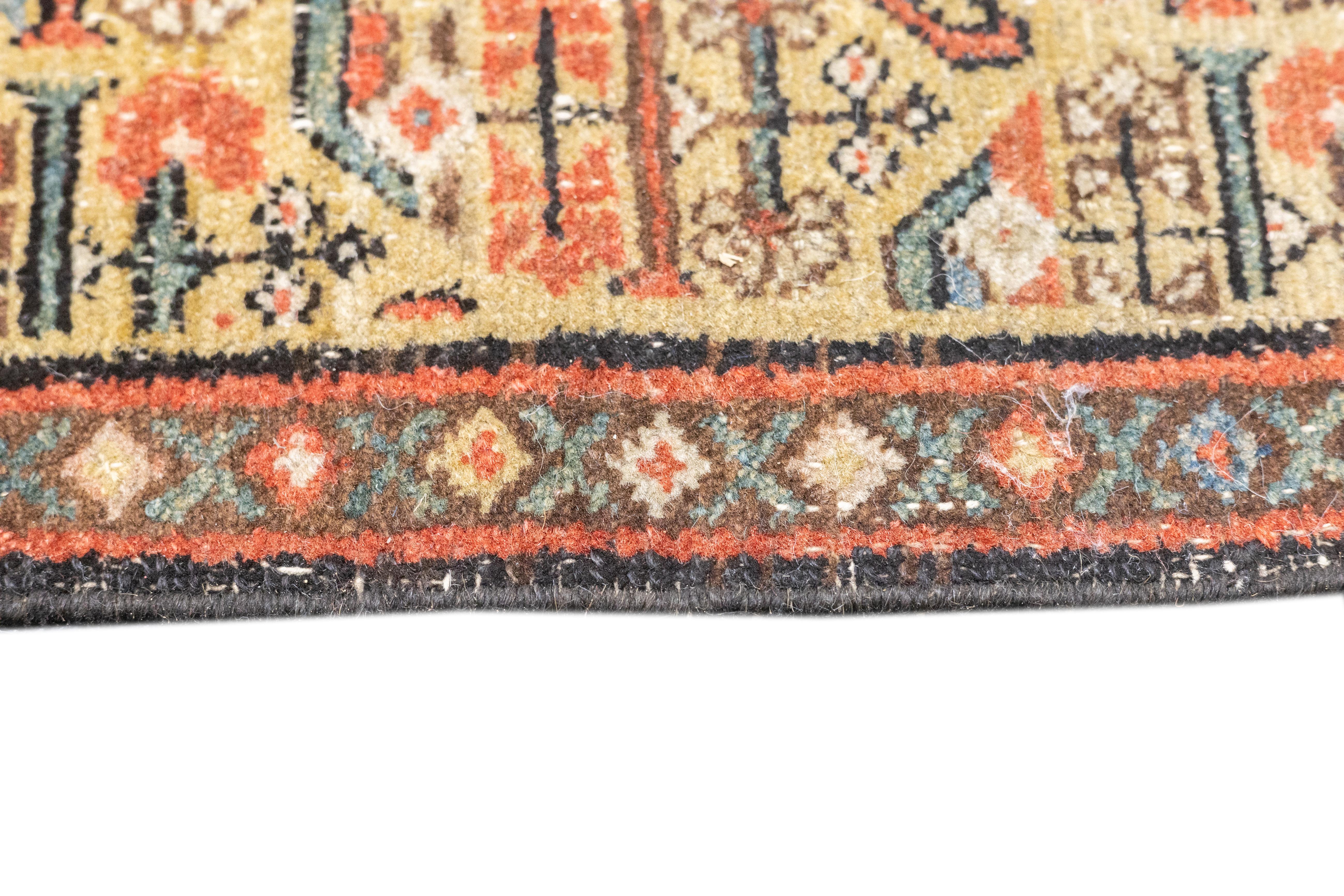 Antiker persischer Farahan-Teppich 3'3'' x 4'9'' im Zustand „Gut“ im Angebot in New York, NY