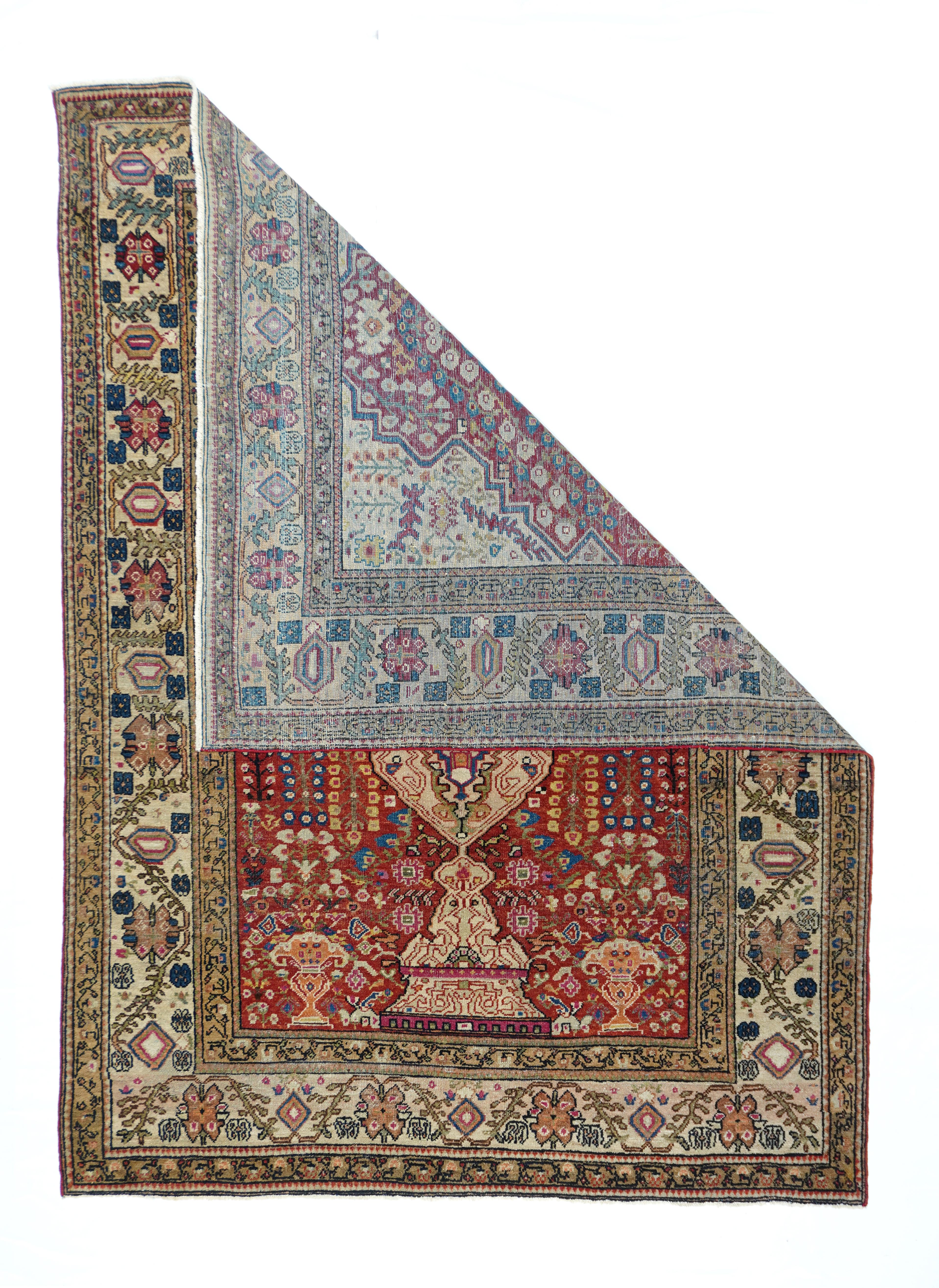 Tappeto antico persiano Farahan 4'9'' x 6'7''.  I pezzi da sparpagliare e da camera realizzati nell'area di Arak/Sultanabad, tra il 1880 e il 1910, hanno una struttura solida e coriacea, ben tessuta e forte nei toni del rosso, del blu e dell'ecru,