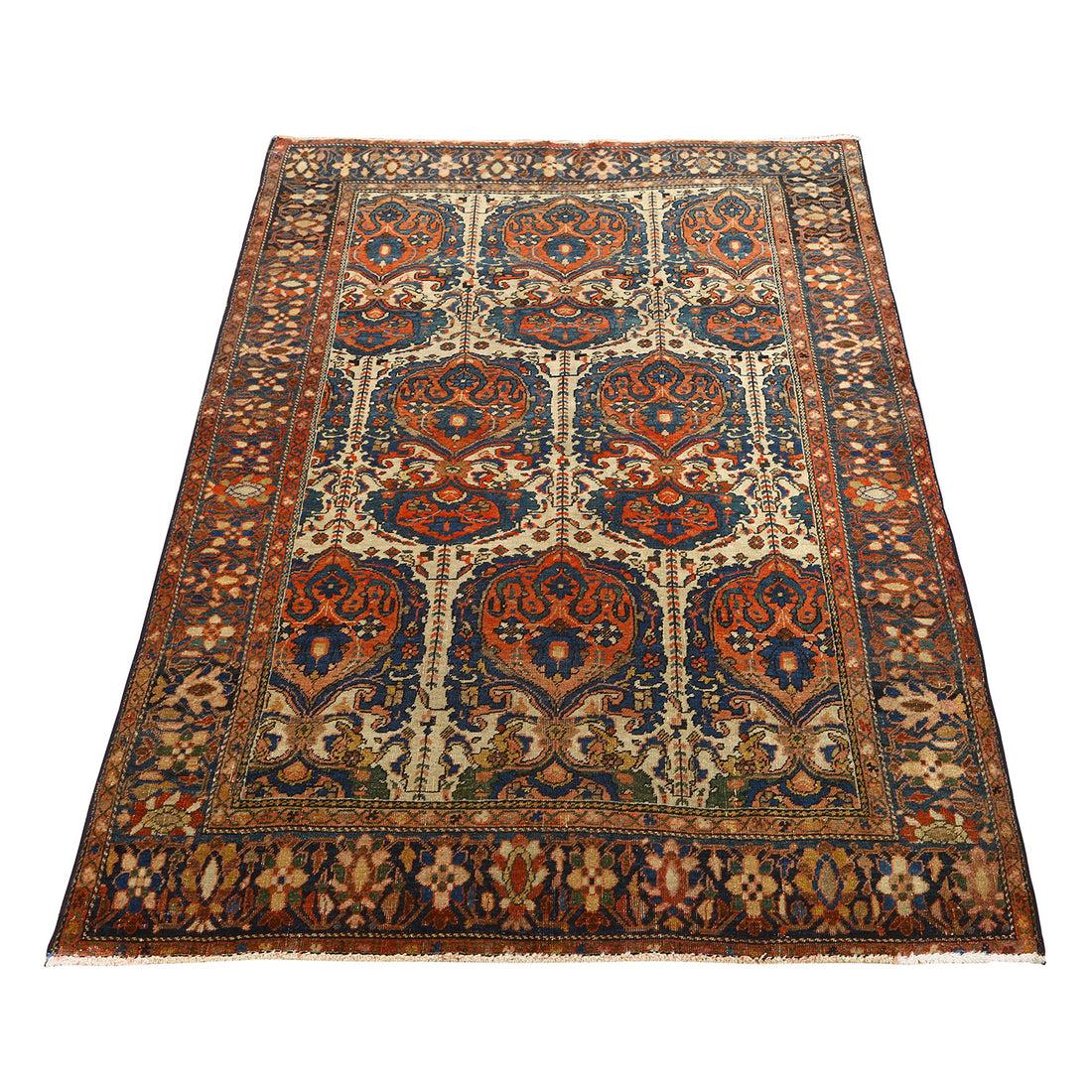 Les tapis de Farahan sont un type de tapis persan originaire de la région de Farahan, dans le nord-ouest de l'Iran. Connus pour leur artisanat raffiné, leurs designs élégants et leur texture douce et moelleuse, les tapis de Farahan comptent parmi