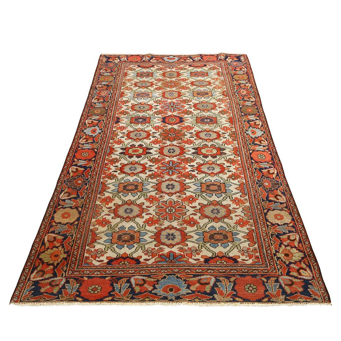 Les tapis de Farahan sont un type de tapis persan originaire de la région de Farahan, dans le nord-ouest de l'Iran. Connus pour leur artisanat raffiné, leurs designs élégants et leur texture douce et moelleuse, les tapis de Farahan comptent parmi