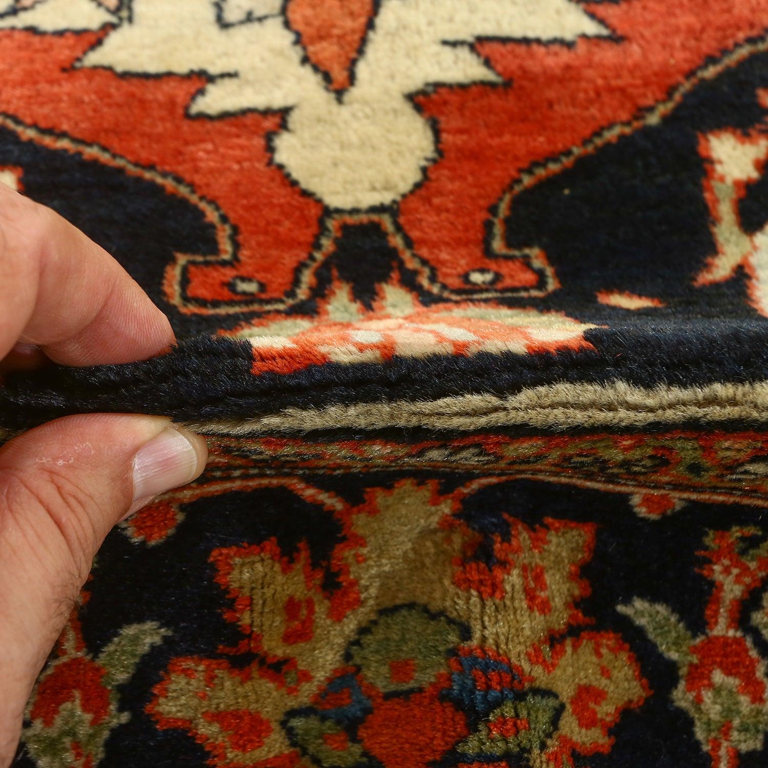 Les tapis de Farahan sont un type de tapis persan originaire de la région de Farahan, dans le nord-ouest de l'Iran. Connus pour leur artisanat raffiné, leurs designs élégants et leur texture douce et moelleuse, les tapis de Farahan comptent parmi