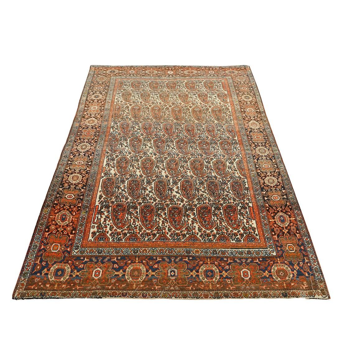 Les tapis de Farahan sont un type de tapis persan originaire de la région de Farahan, dans le nord-ouest de l'Iran. Connus pour leur artisanat raffiné, leurs designs élégants et leur texture douce et moelleuse, les tapis de Farahan comptent parmi
