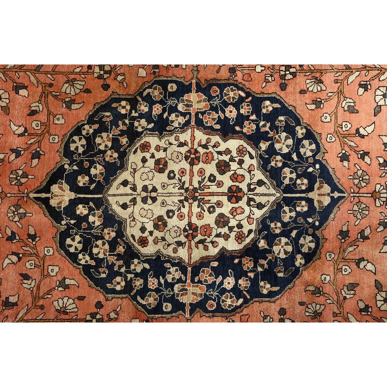 Les tapis de Farahan sont un type de tapis persan originaire de la région de Farahan, dans le nord-ouest de l'Iran. Connus pour leur artisanat raffiné, leurs designs élégants et leur texture douce et moelleuse, les tapis de Farahan comptent parmi