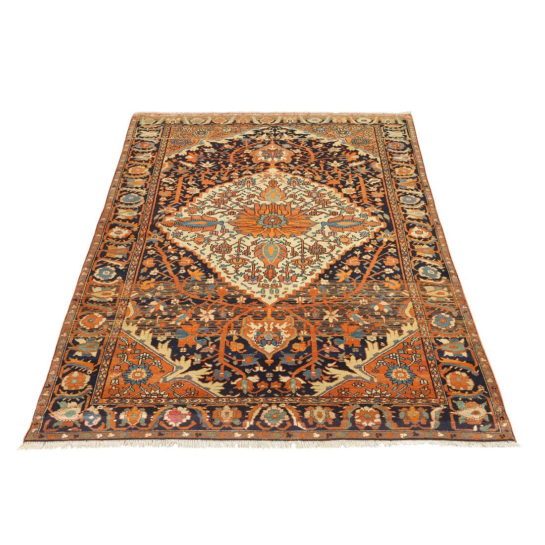 Les tapis de Farahan sont un type de tapis persan originaire de la région de Farahan, dans le nord-ouest de l'Iran. Connus pour leur artisanat raffiné, leurs designs élégants et leur texture douce et moelleuse, les tapis de Farahan comptent parmi