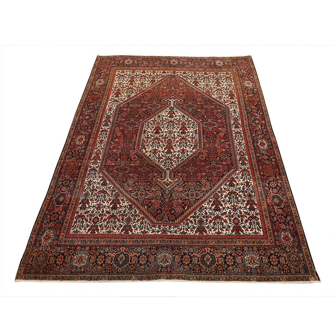 Les tapis de Farahan sont un type de tapis persan originaire de la région de Farahan, dans le nord-ouest de l'Iran. Connus pour leur artisanat raffiné, leurs designs élégants et leur texture douce et moelleuse, les tapis de Farahan comptent parmi