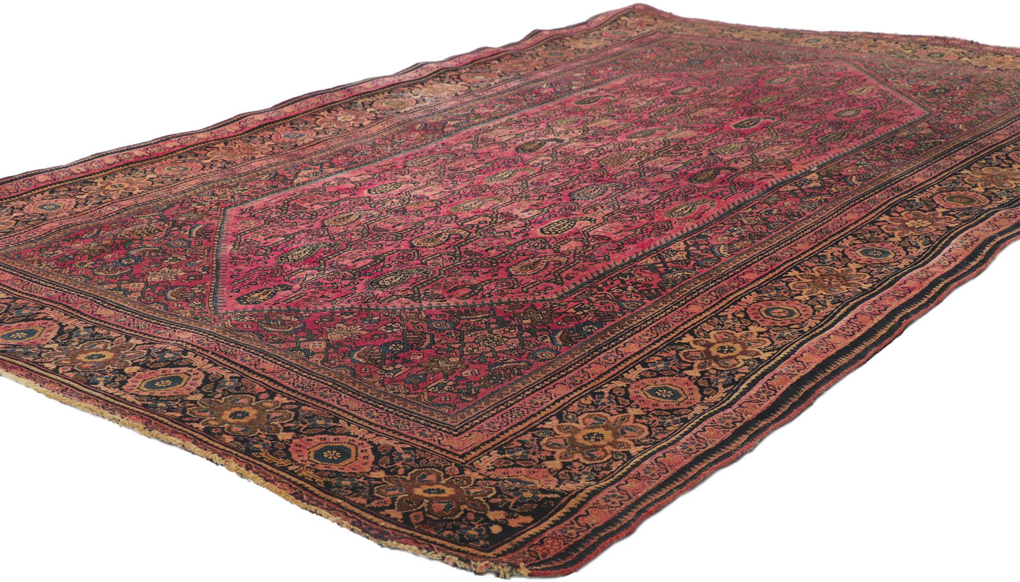 74293 Tapis persan ancien Farahan 04'02 x 06'04. Baigné dans les riches teintes resplendissantes du cramoisi et de l'aubergine, ce tapis Farahan antique en laine noué à la main se déploie comme une tapisserie intemporelle de l'élégance persane. Son