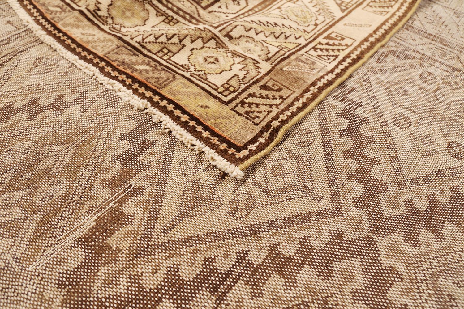 Antiker persischer Farahan-Teppich mit elfenbeinfarbenen Stammesmedaillons auf braunem Feld (Persisch) im Angebot