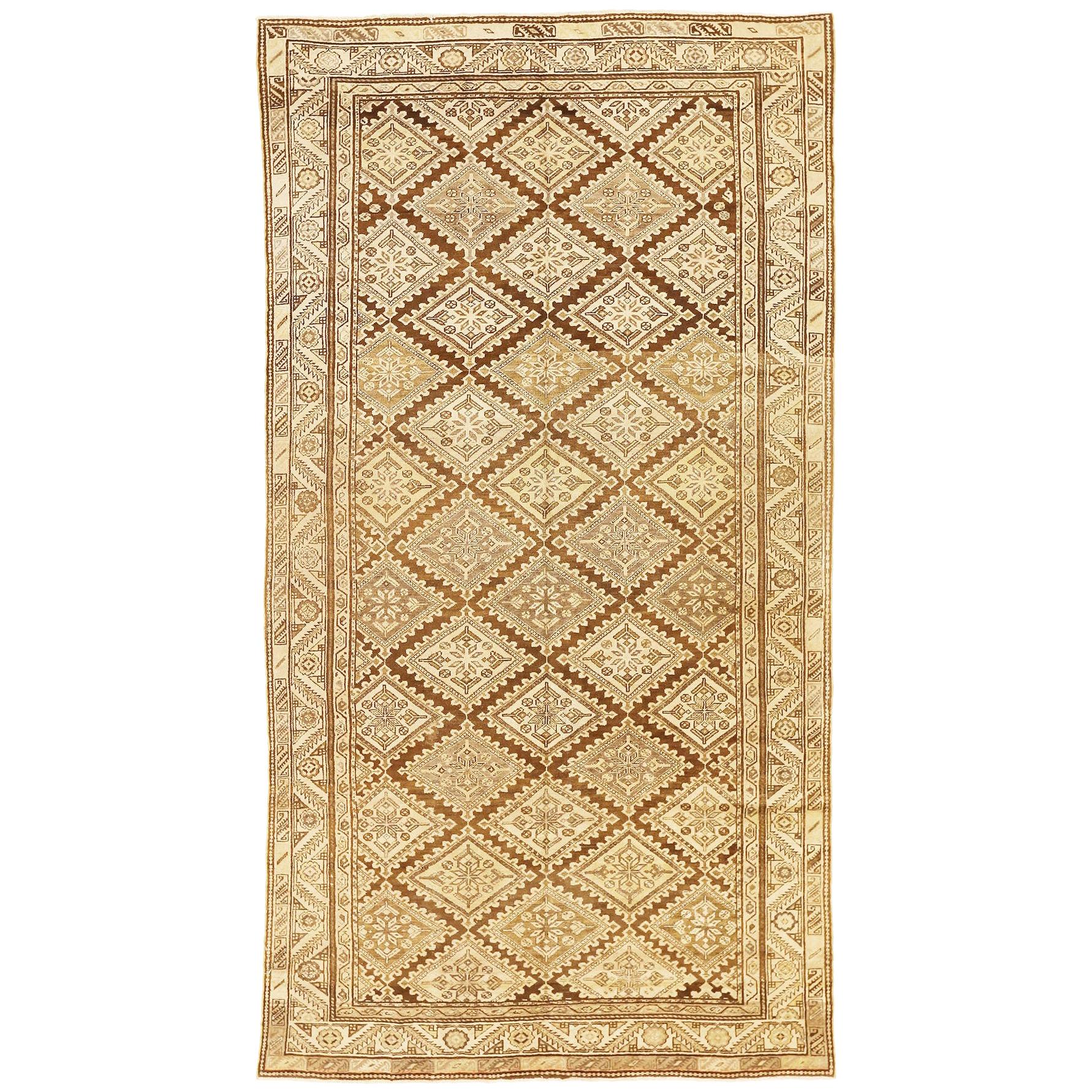 Tapis persan antique de Farahan avec médaillons tribaux ivoires sur un champ brun