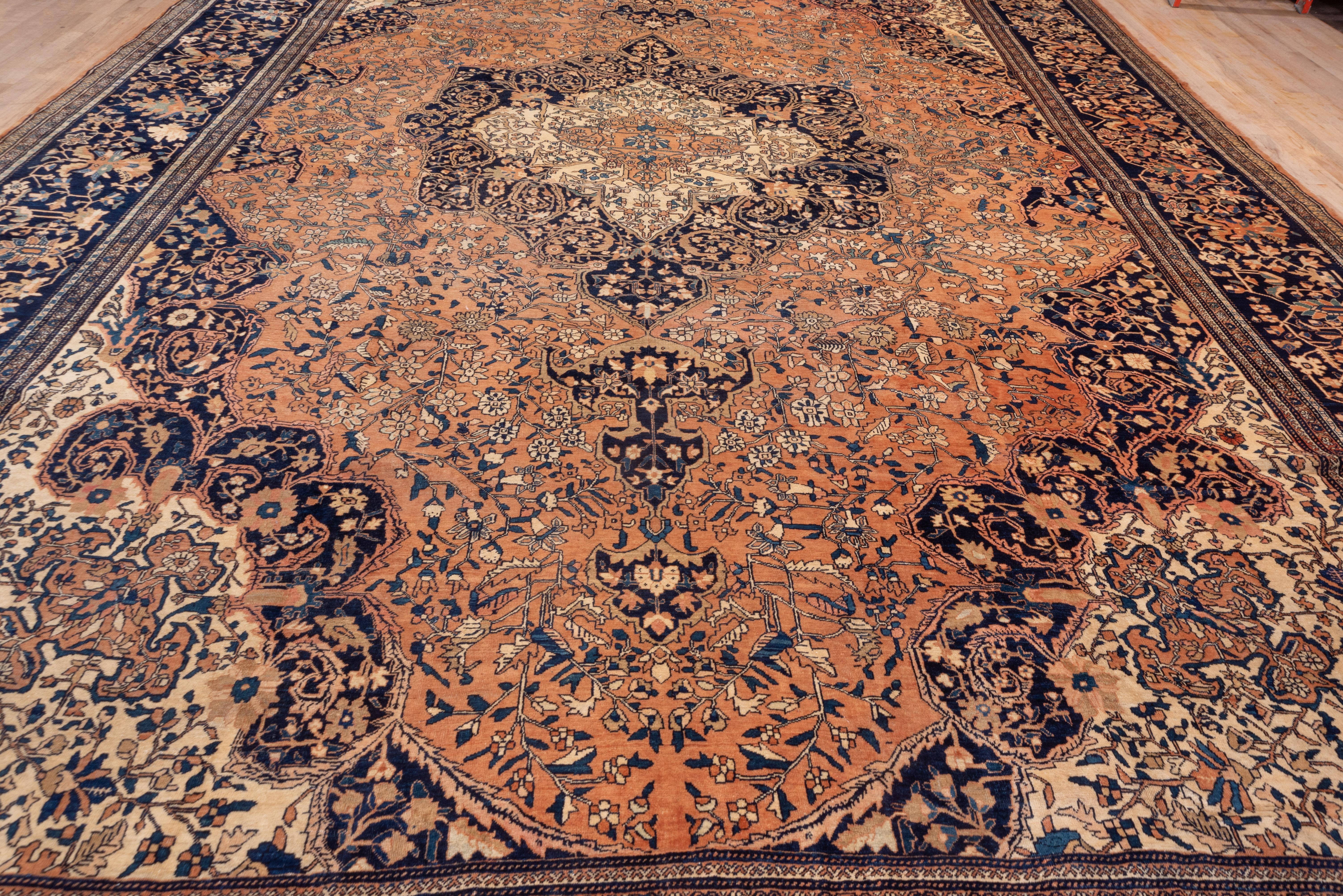Antiker persischer Farahan Sarouk-Teppich, hellorange und marineblau, Kaminsims-Teppich (Sarouk Farahan) im Angebot