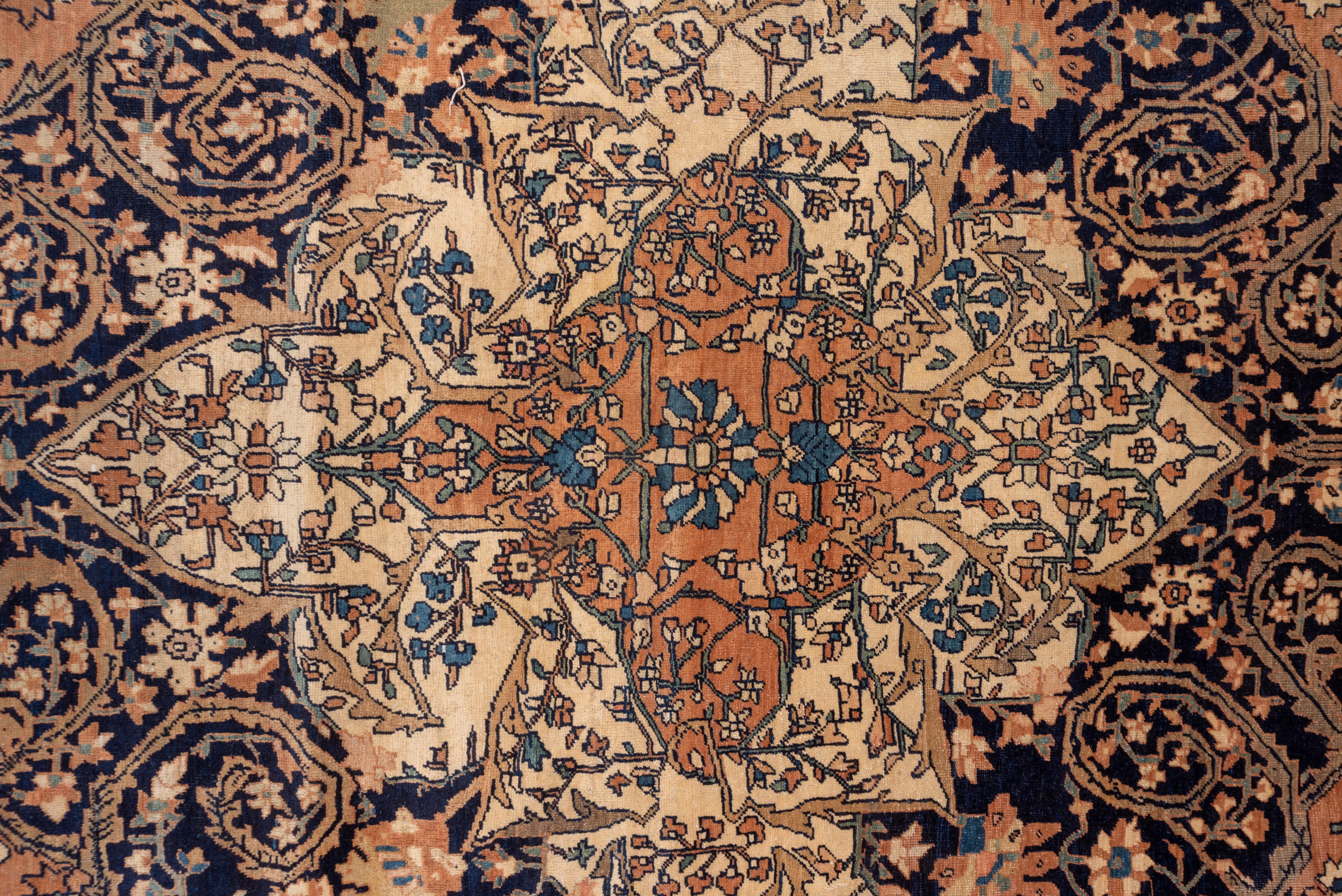 Antiker persischer Farahan Sarouk-Teppich, hellorange und marineblau, Kaminsims-Teppich (Persisch) im Angebot