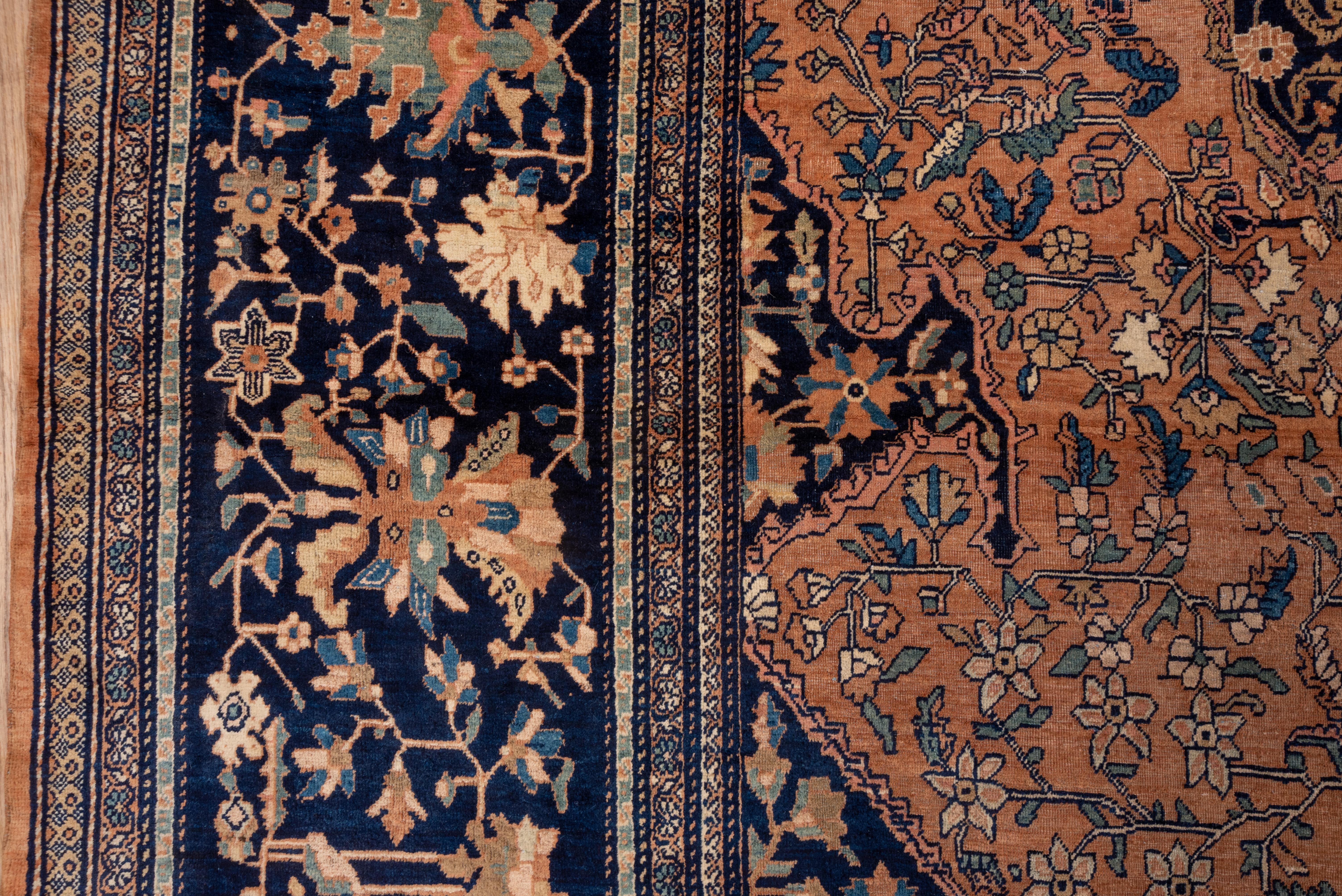 Antiker persischer Farahan Sarouk-Teppich, hellorange und marineblau, Kaminsims-Teppich im Zustand „Gut“ im Angebot in New York, NY