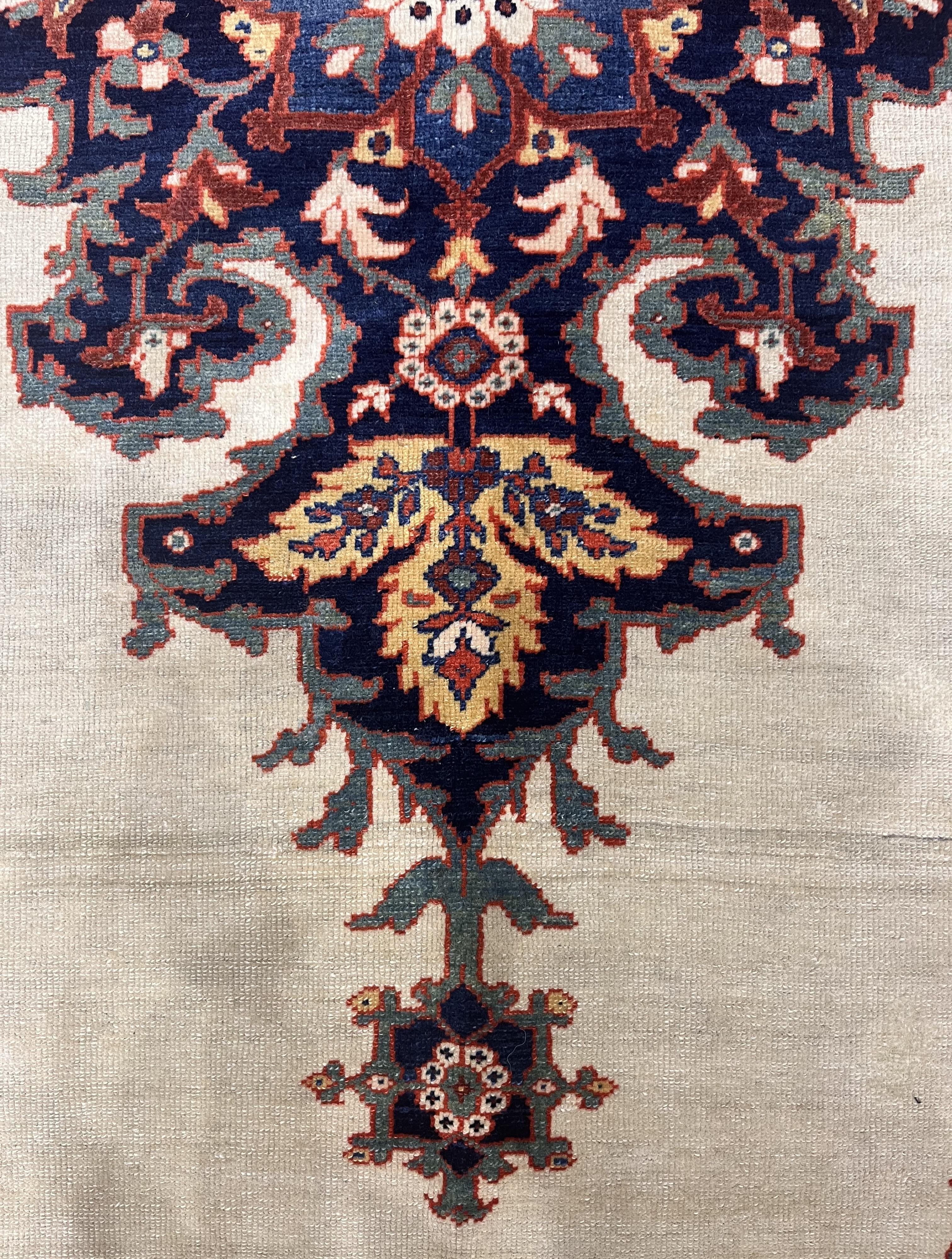 Antiker persischer Sarouk Farahan Teppich 4' x 6'8'' im Zustand „Gut“ im Angebot in New York, NY