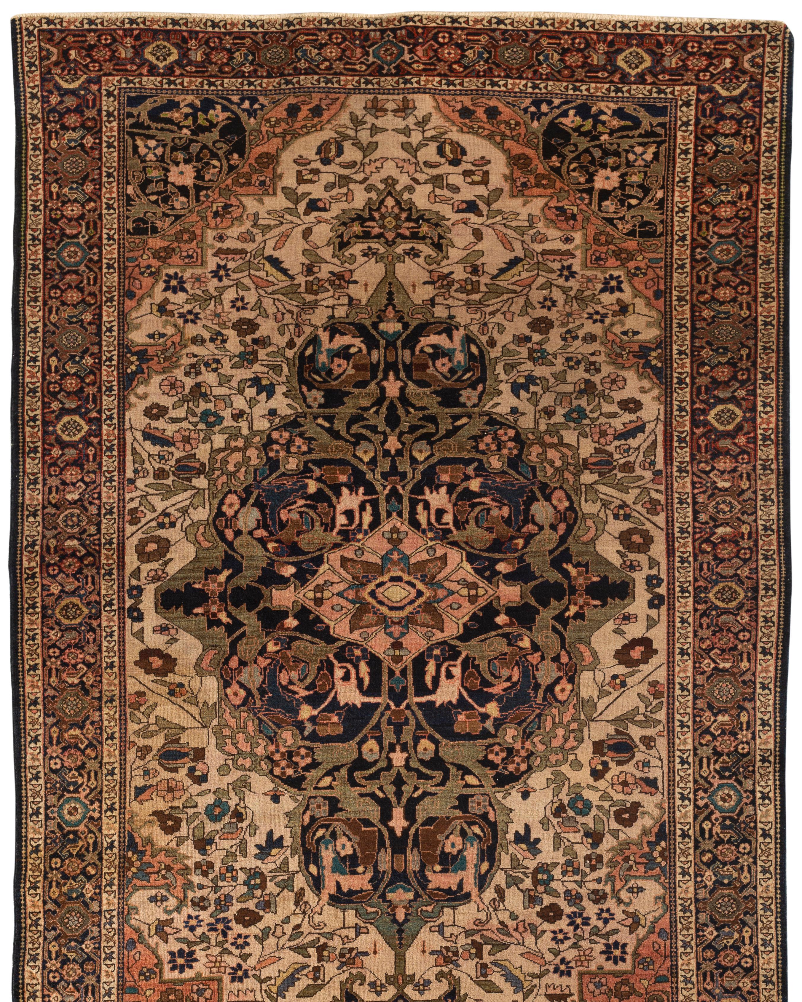 Antiker persischer Farahan-Sarouk-Teppich, um 1890. Sarouk-Teppiche stammen aus dem westlichen Zentralpersien. Dieser attraktive kleine Teppich hat ein weiches elfenbeinfarbenes Feld, das ein zentrales Medaillon in Marineblau, Blau und zartem Rosa