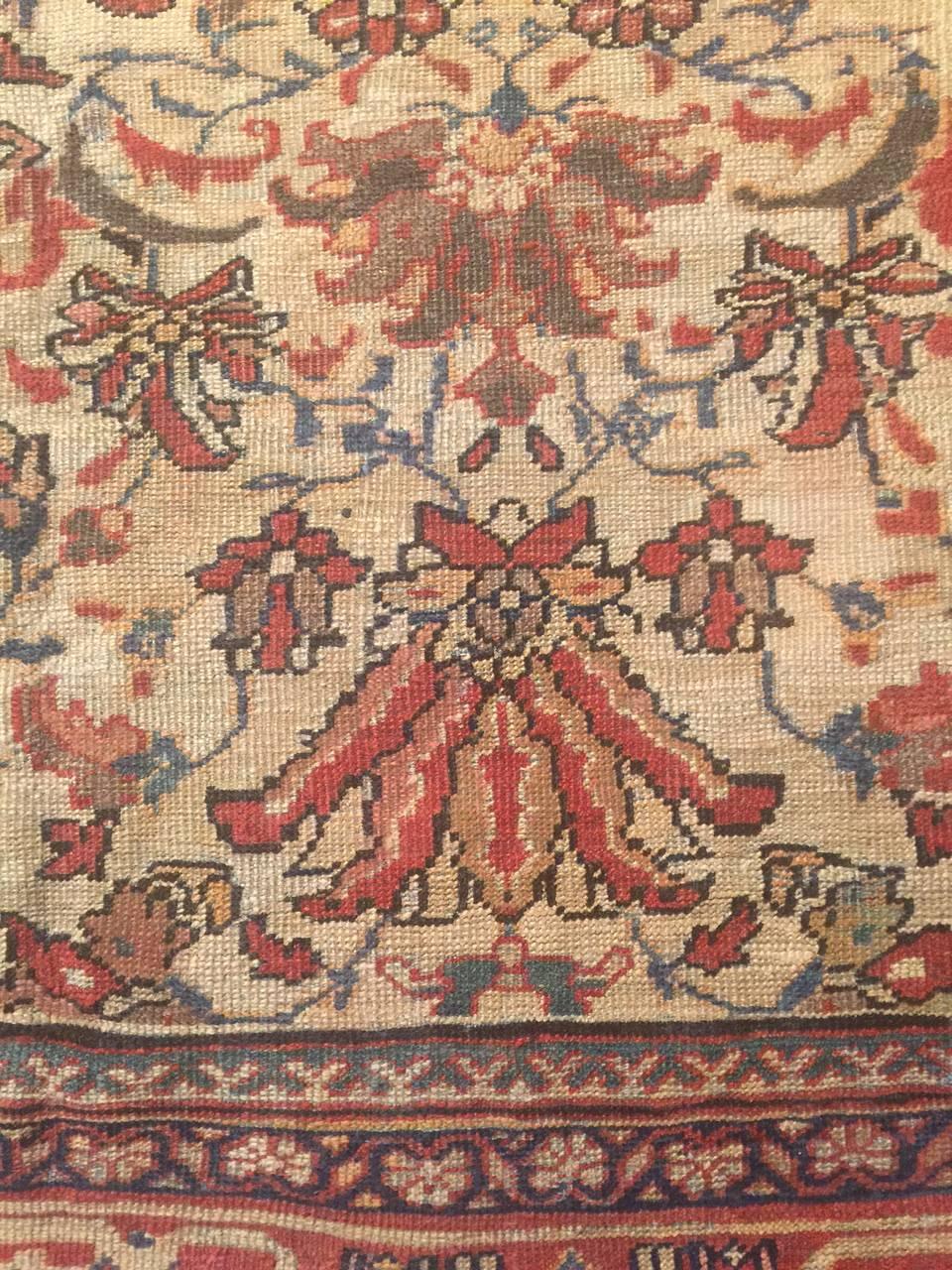 Antiker persischer Feraghan-Teppich, um 1890, 10'2 x 13'3. Dieses schöne Stück ist auf der selteneren Seite mit einem helleren Feld Farbe und tieferen Akzenten. Das macht die Arbeit leicht und bringt Farbe, Charakter und Helligkeit in jeden Raum.
