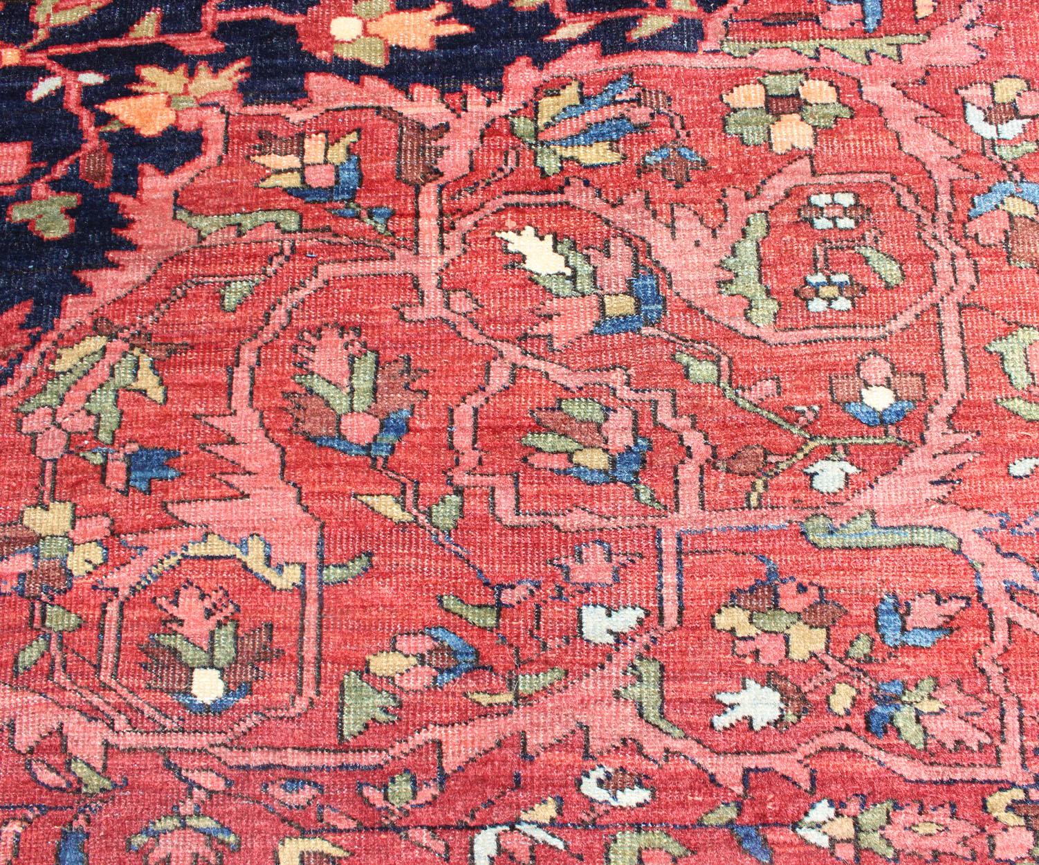 Tappeto antico persiano Feraghan Sarouk in Indaco e  Blu, Rosa e Verde in vendita 2