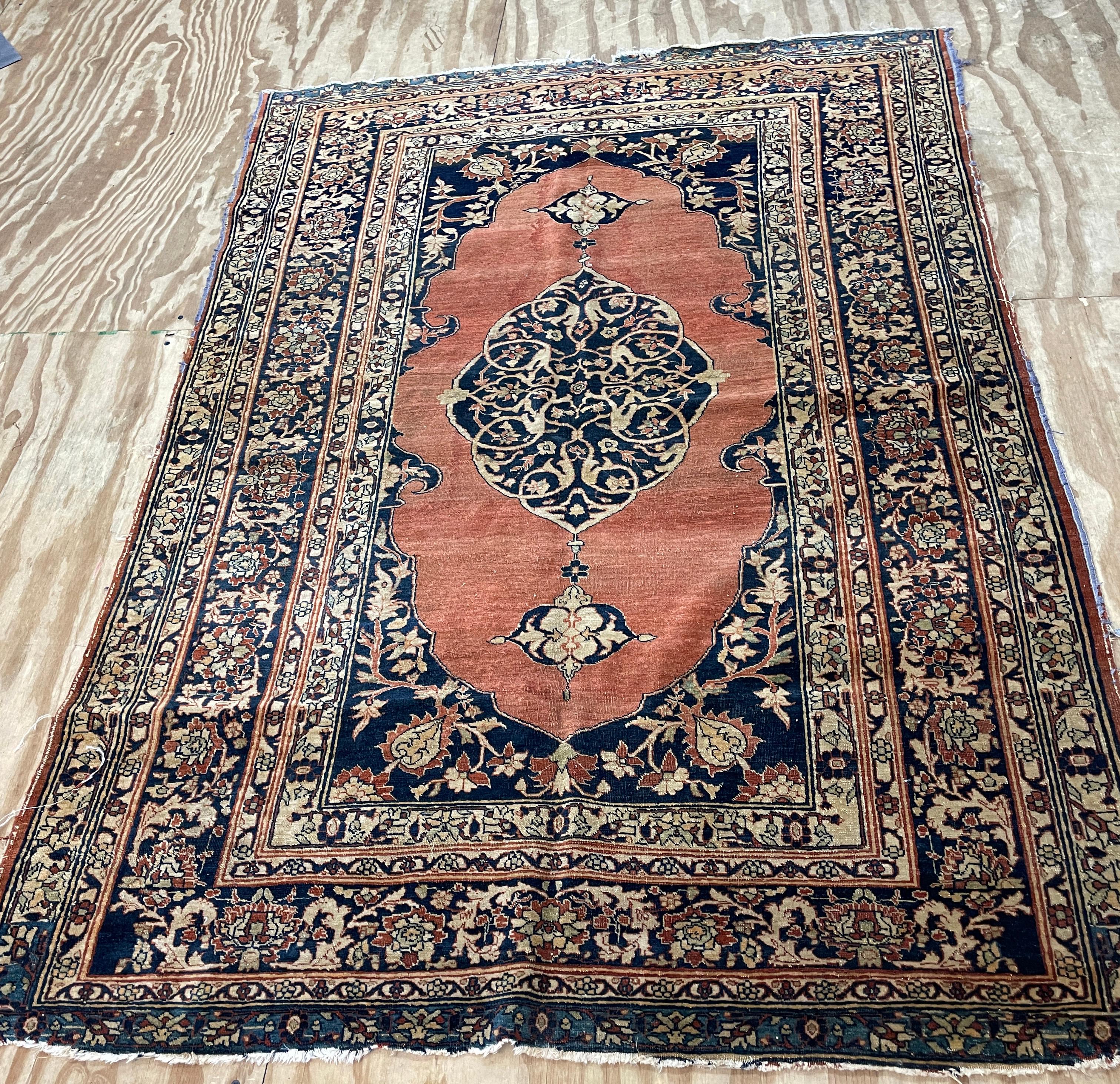 Wir stellen Ihnen den exquisiten Sarouk Feraghan vor, einen zeitlosen Teppich aus den späten 1880er Jahren, der sich in einem bemerkenswert guten Zustand befindet.

Dieser Teppich wurde in und um die malerische Region Arak im Nordwesten Irans gewebt