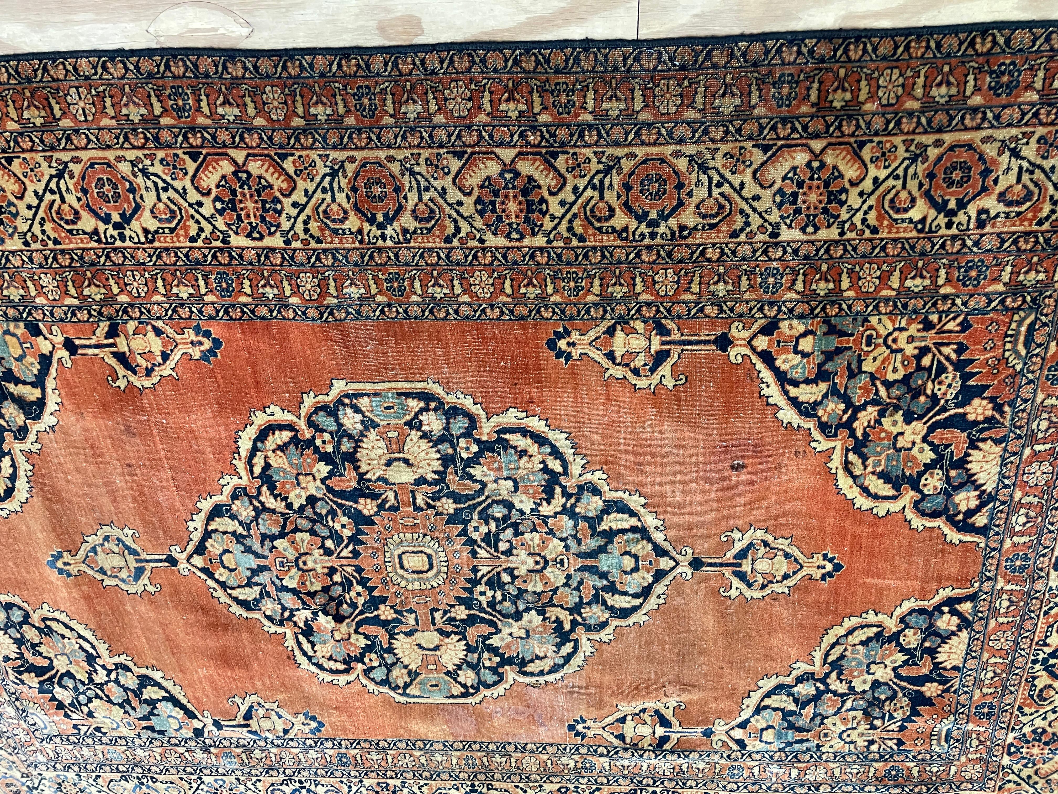 Voici l'exquis Sarouk Feraghan, un tapis intemporel datant de la fin des années 1880 et remarquablement conservé en excellent état.

Tissé dans et autour de la région pittoresque d'Arak, dans le nord-ouest de l'Iran, ce tapis arbore un captivant