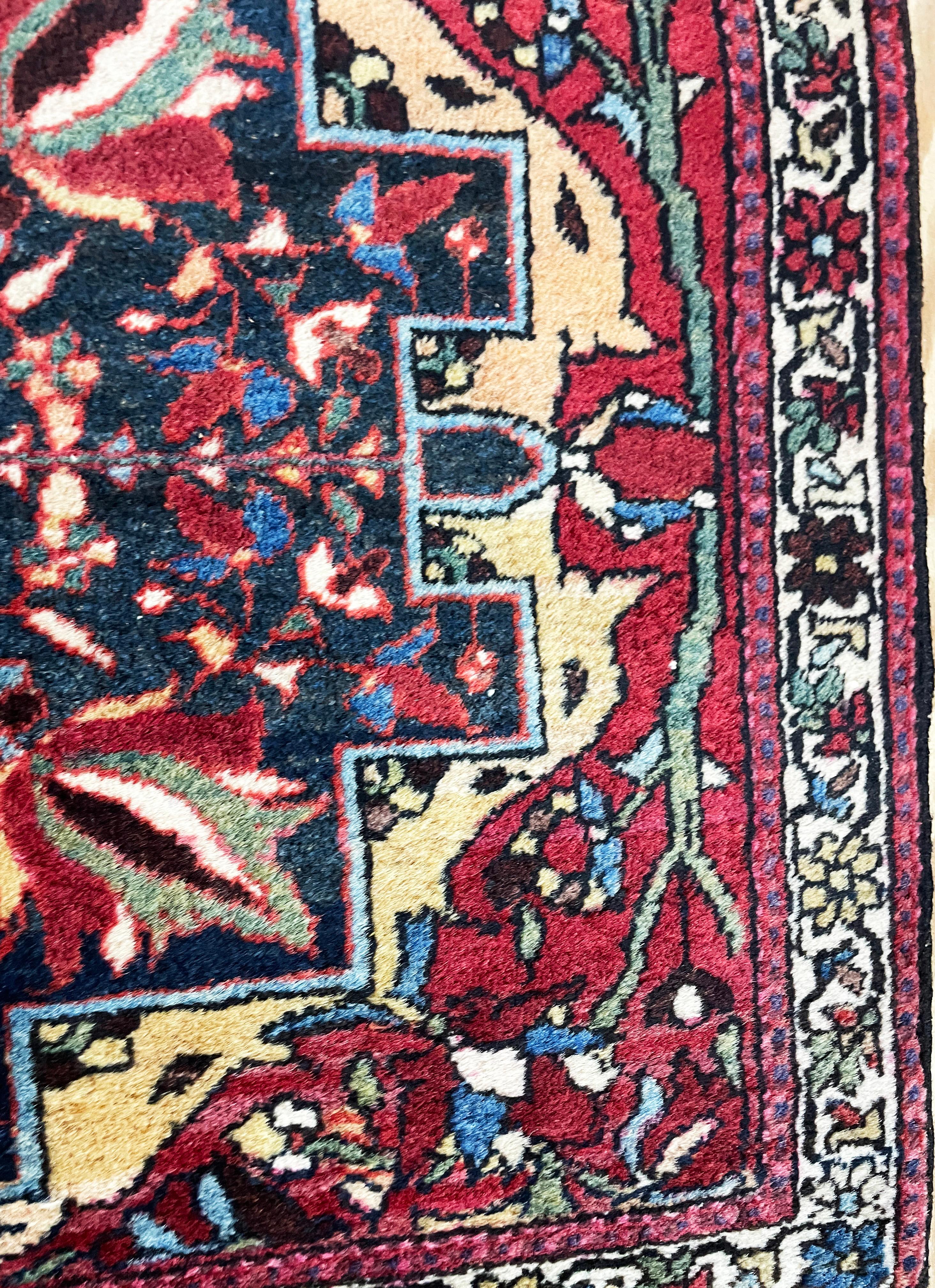 Voici l'exquis Sarouk Feraghan, un tapis intemporel datant de la fin des années 1880 et remarquablement conservé en excellent état.

Tissé dans et autour de la région pittoresque d'Arak, dans le nord-ouest de l'Iran, ce tapis arbore un captivant