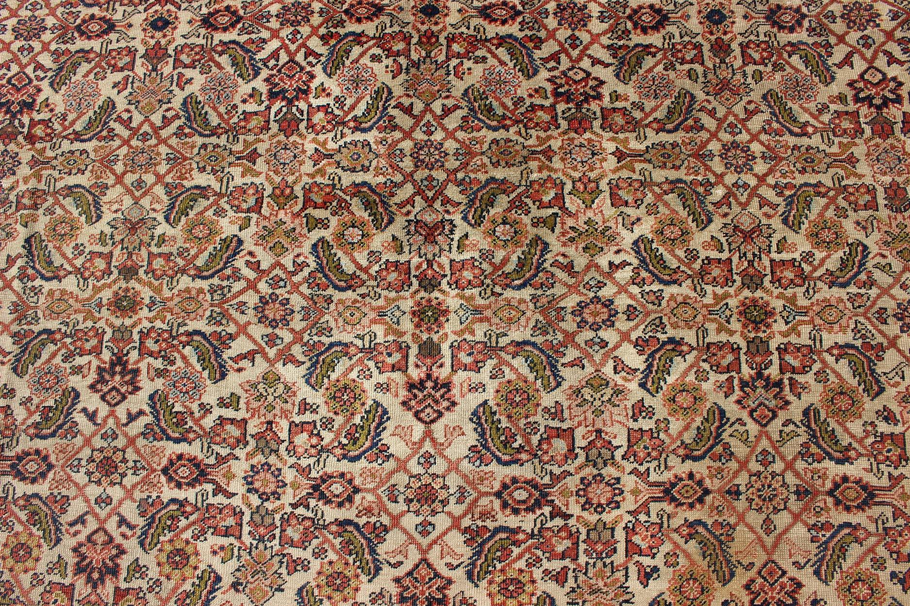 Alfombra persa antigua Ferahan con diseño Herati integral en marfil, coral y verde en venta 1