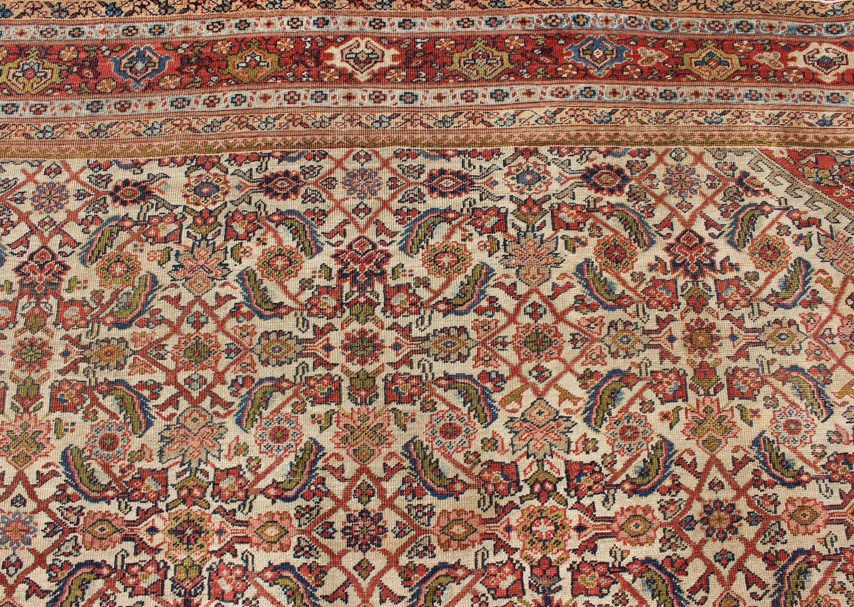 Alfombra persa antigua Ferahan con diseño Herati integral en marfil, coral y verde en venta 3