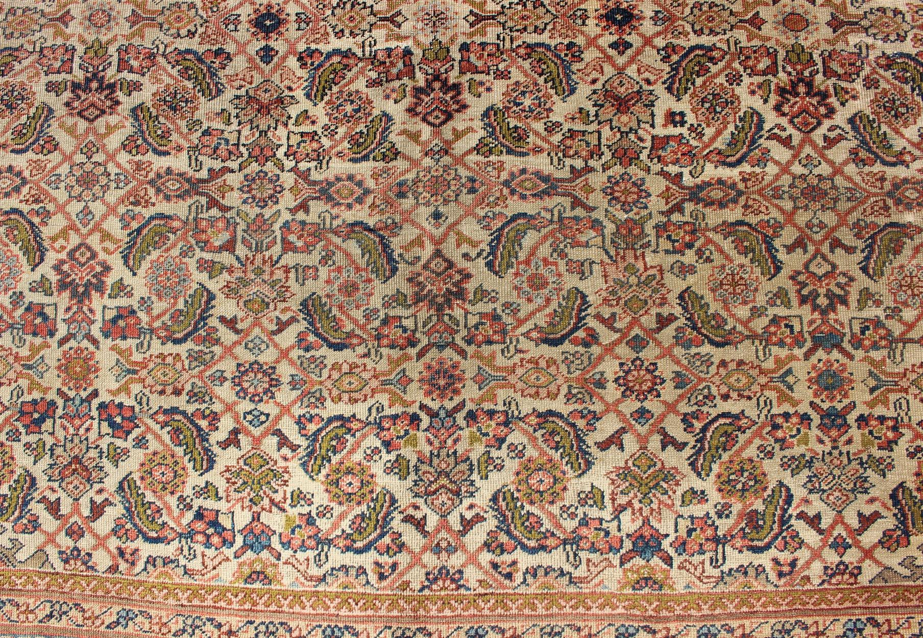 Alfombra persa antigua Ferahan con diseño Herati integral en marfil, coral y verde en venta 5