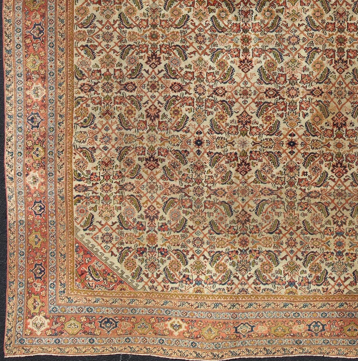 Alfombra persa antigua Ferahan con diseño Herati en marfil, coral, verde, Sultanabad -Ferahan antiguo sobre fondo crema alfombra con colorido. Keivan Woven Arts / alfombra A-0401, país de origen / tipo: Irán / Ferahan, hacia 1890
Medidas:10'9 x
