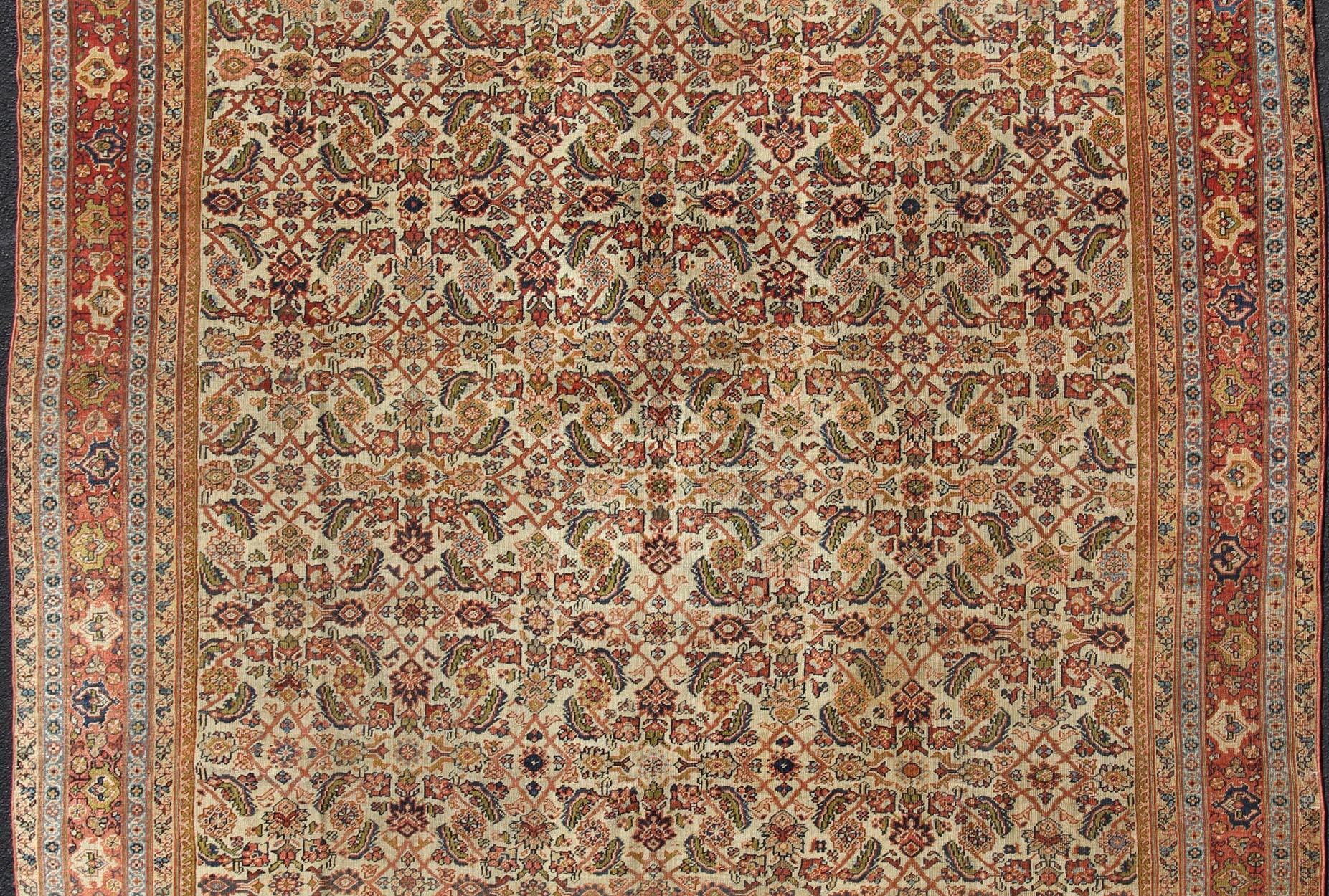 Alfombra persa antigua Ferahan con diseño Herati integral en marfil, coral y verde Sultanabad en venta