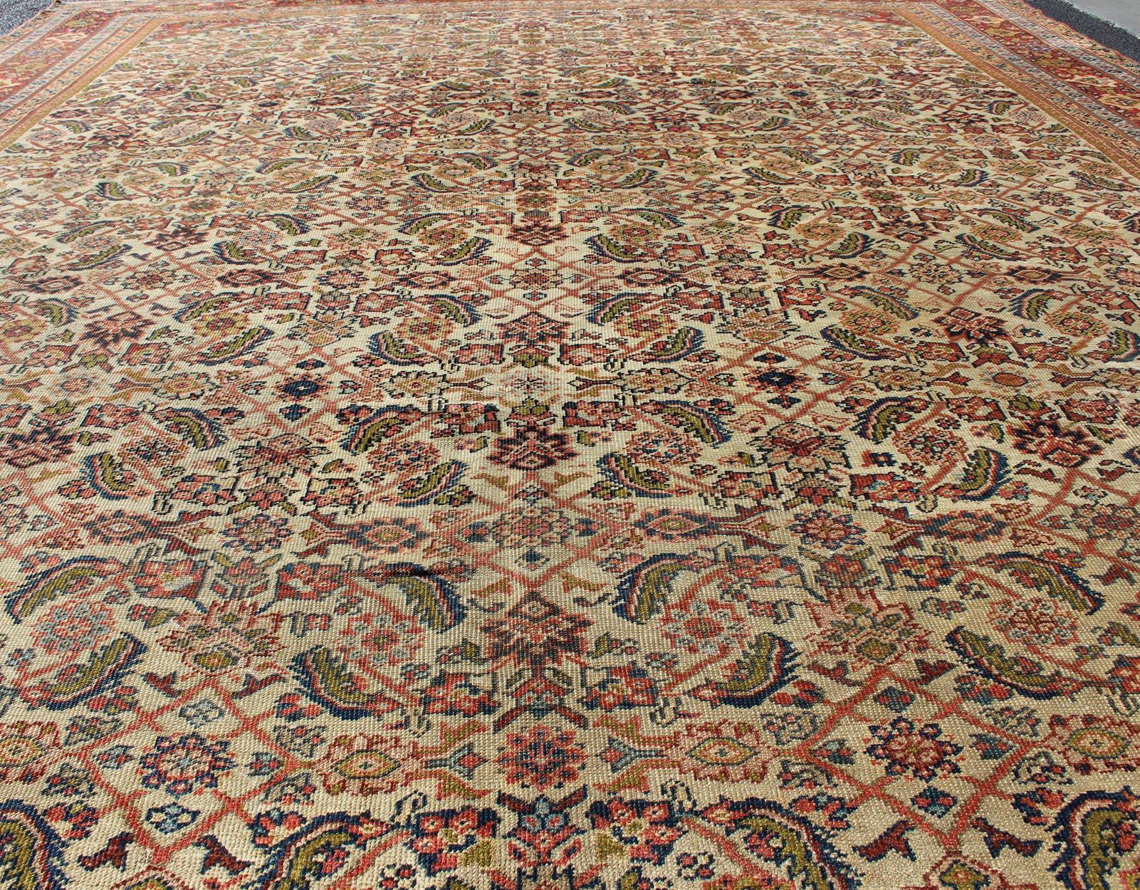 Alfombra persa antigua Ferahan con diseño Herati integral en marfil, coral y verde Persa en venta