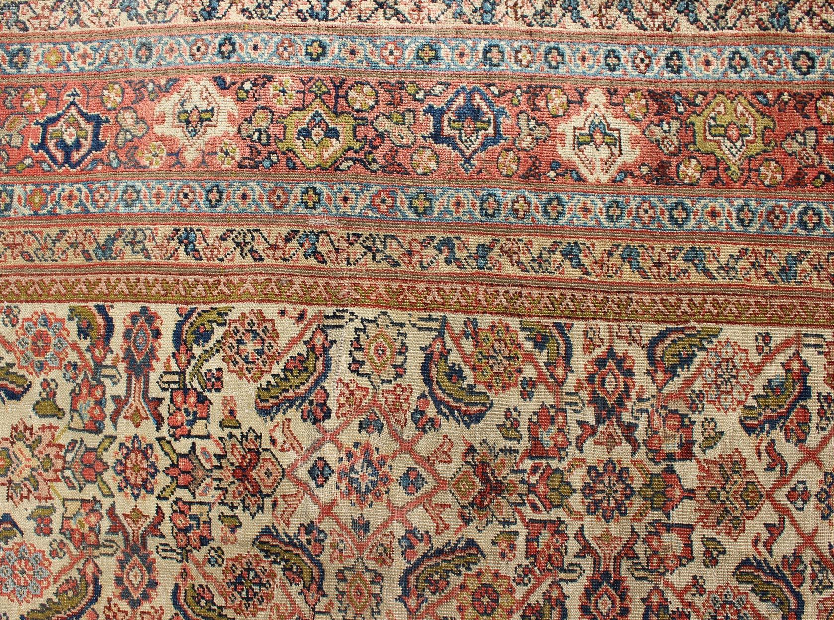 Alfombra persa antigua Ferahan con diseño Herati integral en marfil, coral y verde en Bueno estado para la venta en Atlanta, GA