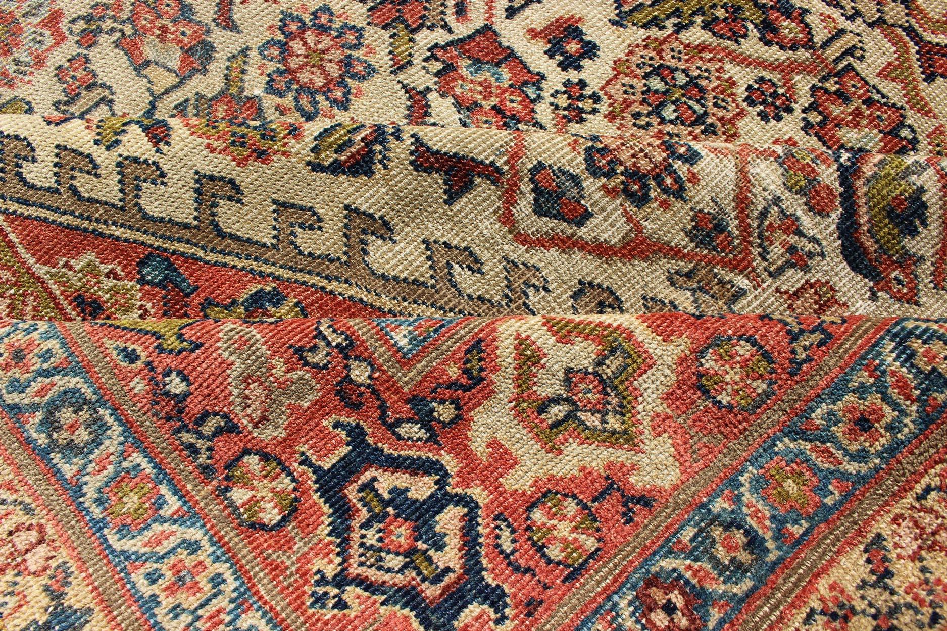 Alfombra persa antigua Ferahan con diseño Herati integral en marfil, coral y verde en venta 6
